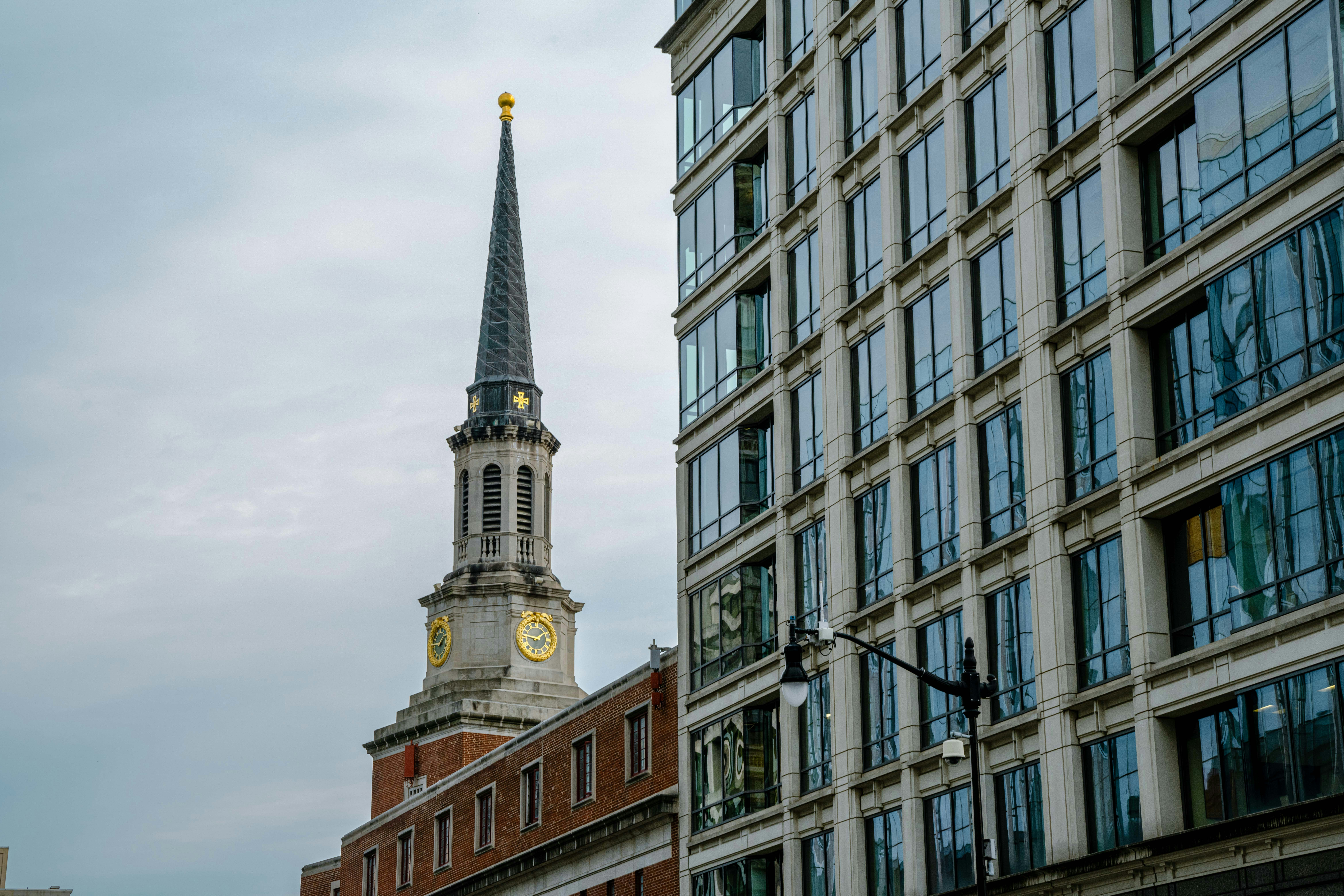 側面に時計が置かれた高層ビル