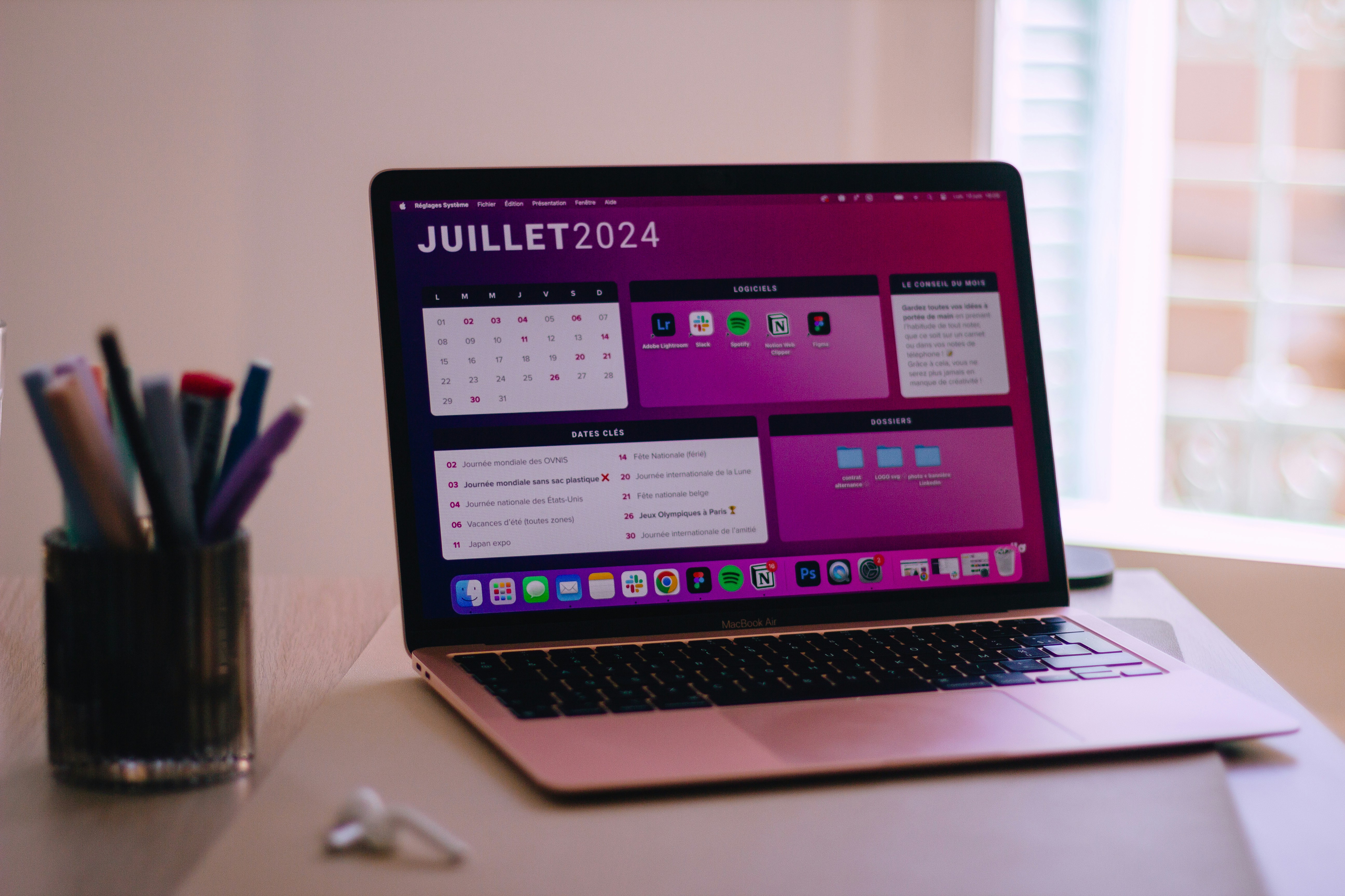 Komputer laptop yang duduk di atas meja