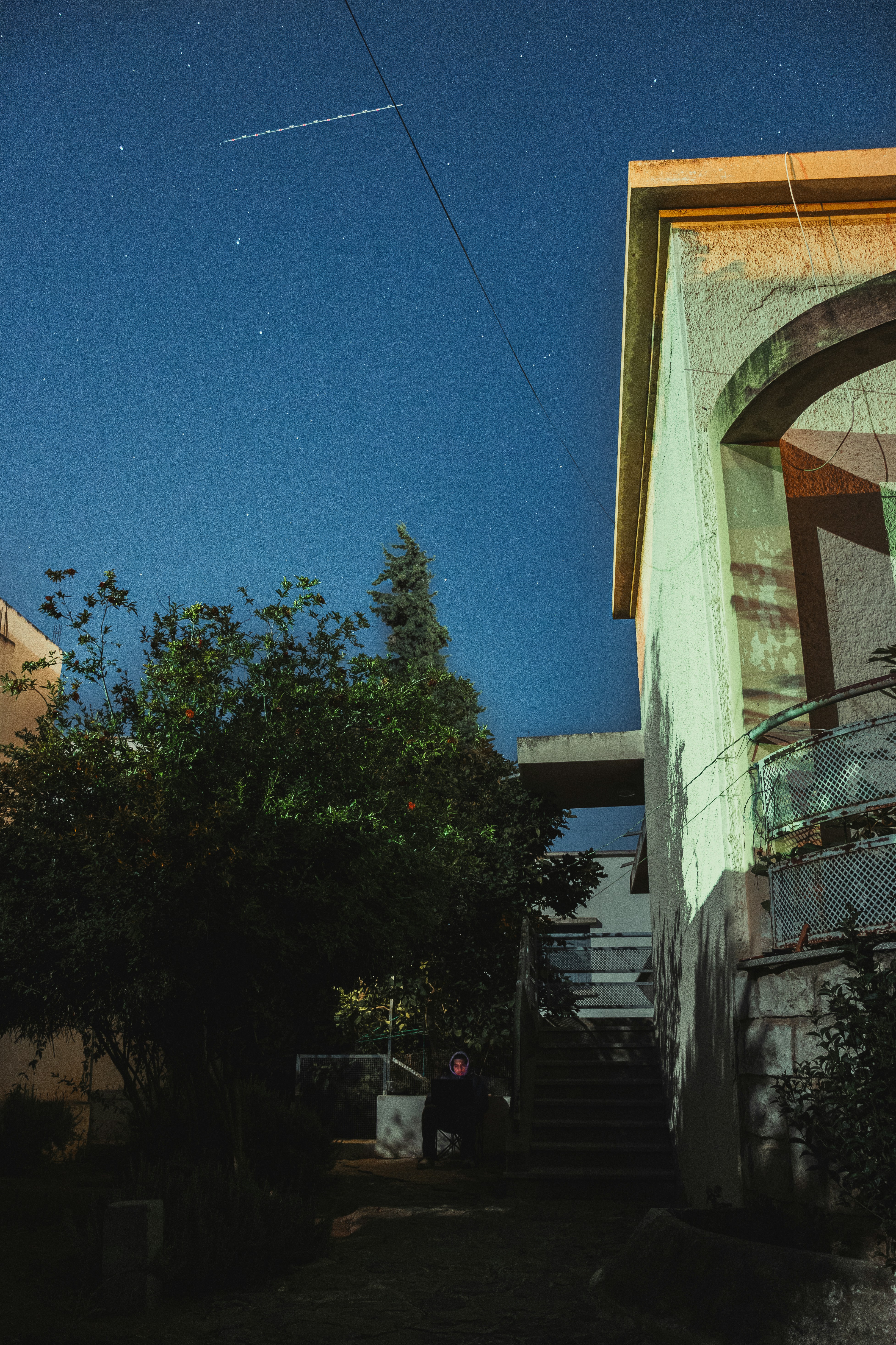 Ein Gebäude mit einer Uhr an der Seite