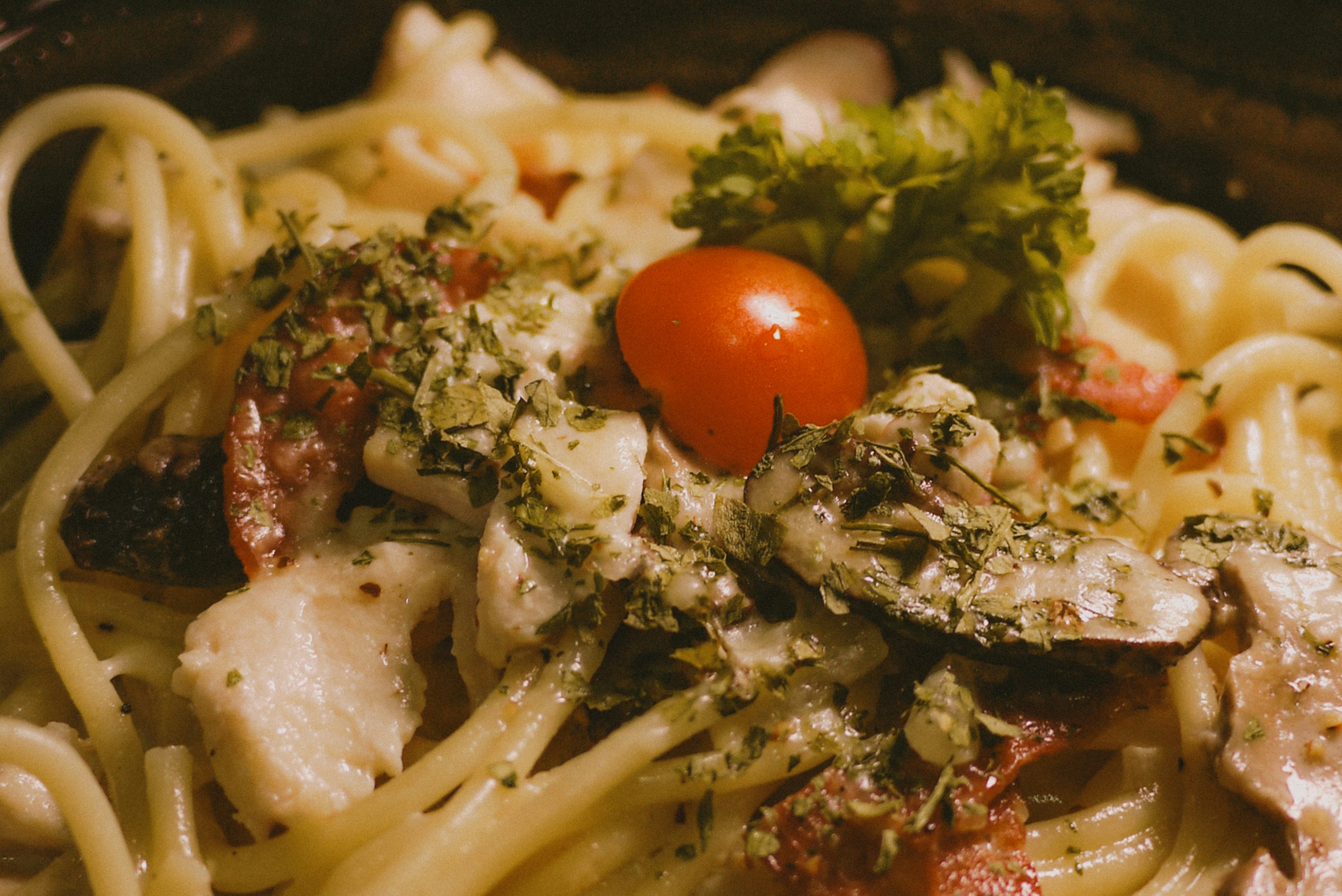 Un primer plano de un plato de pasta con brócoli
