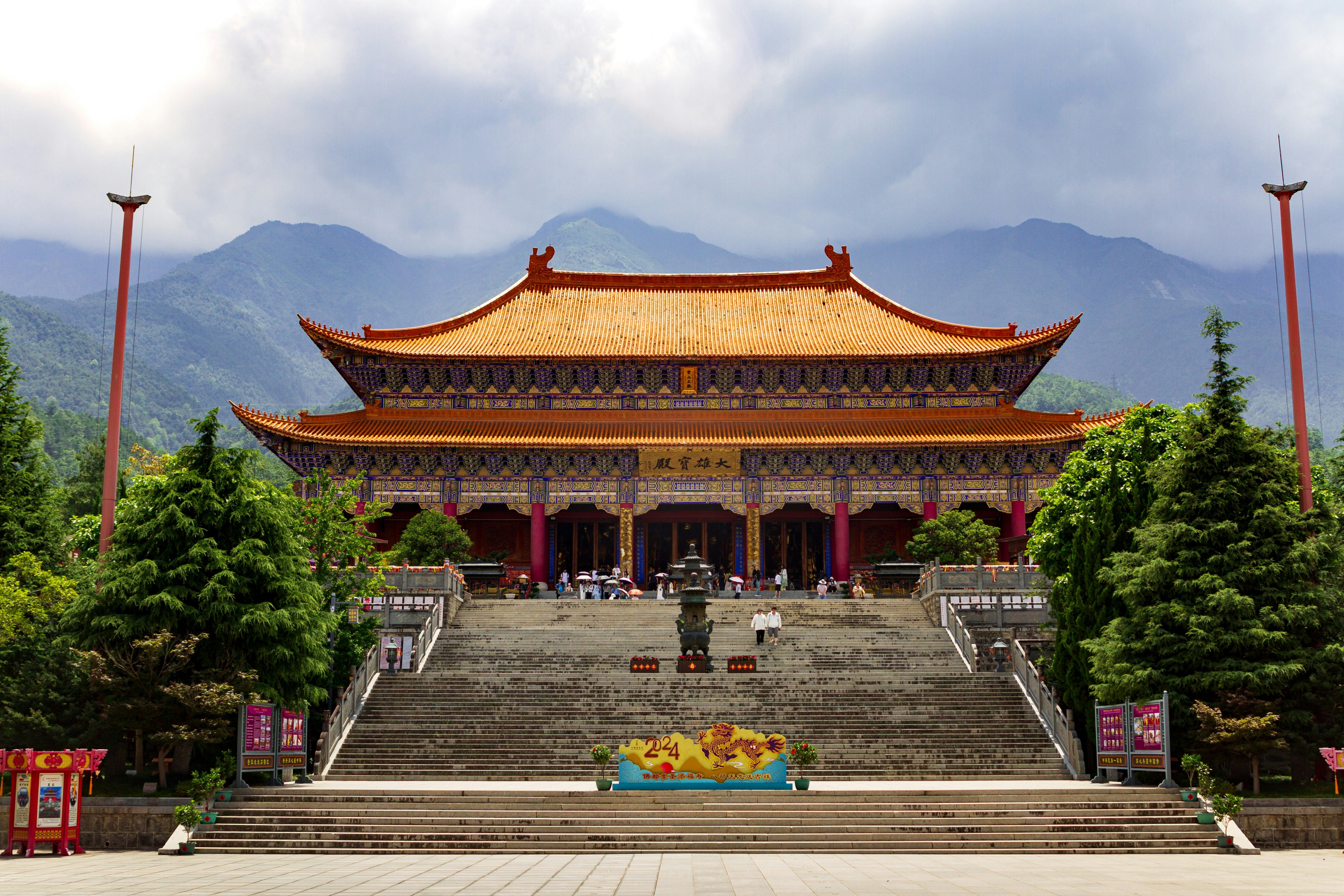 钱少事多PUA，心累，流年遇官杀印到位就跳槽！