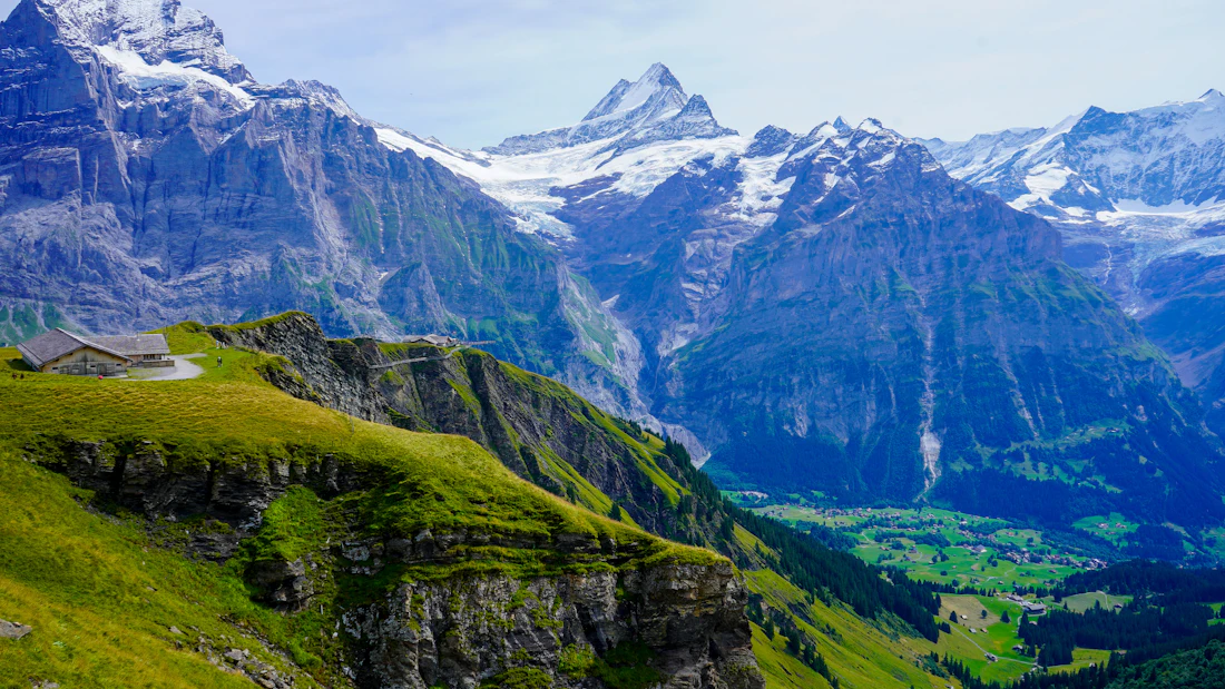 Uitzicht op besneeuwde Alpentoppen vanuit Interlaken