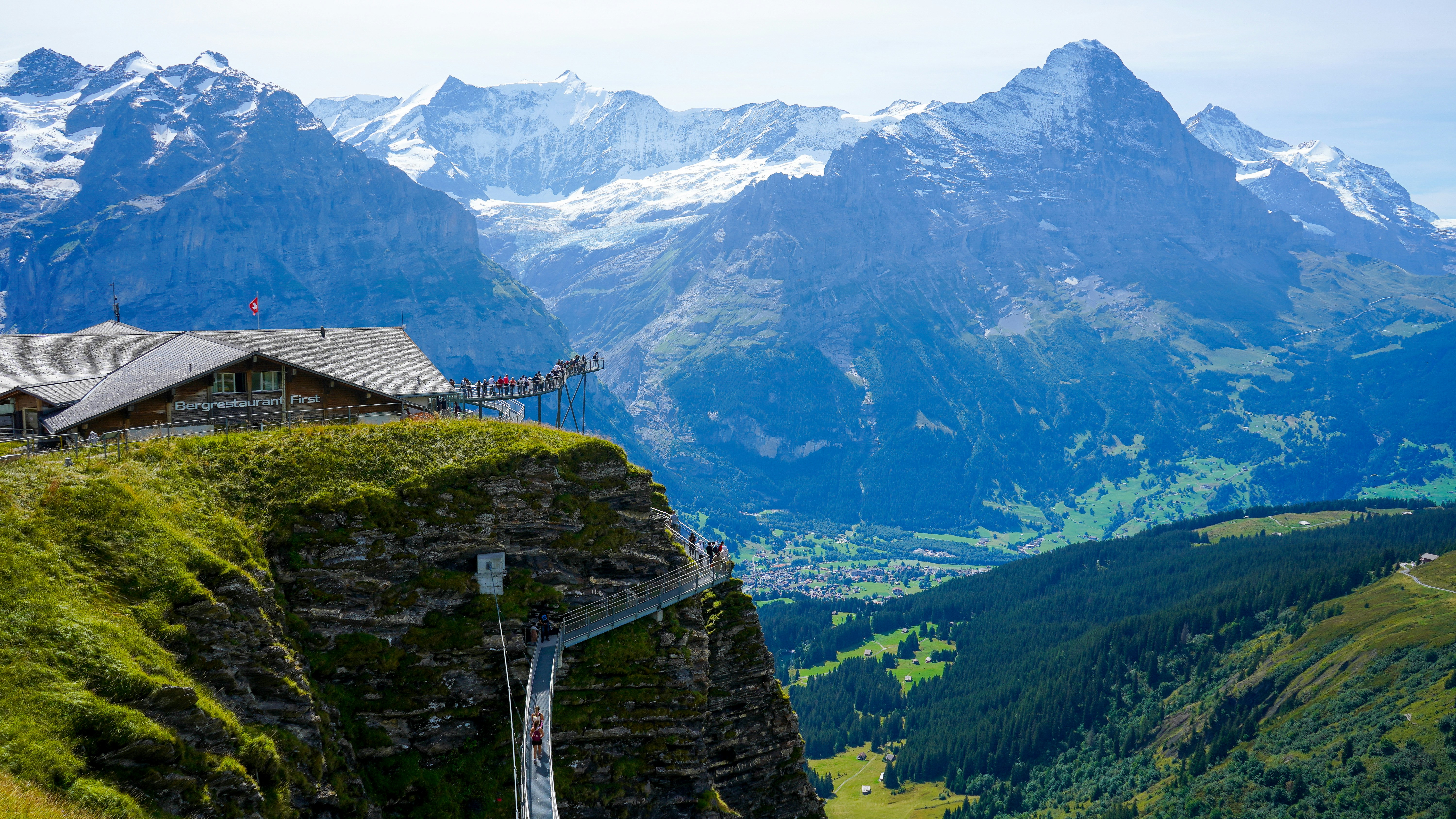 Una vista de una montaña con una casa en la cima