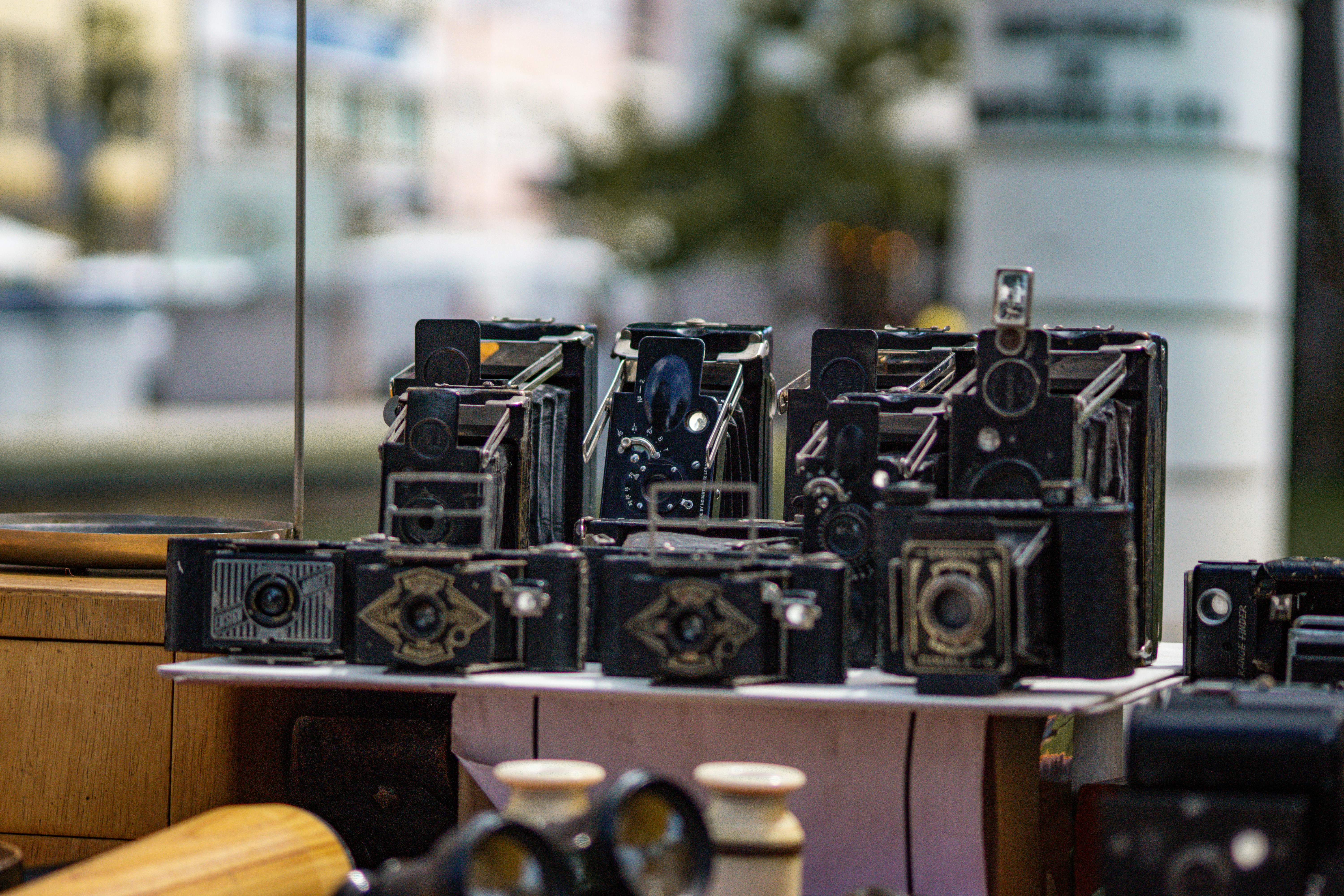 A bunch of old cameras sitting on a table