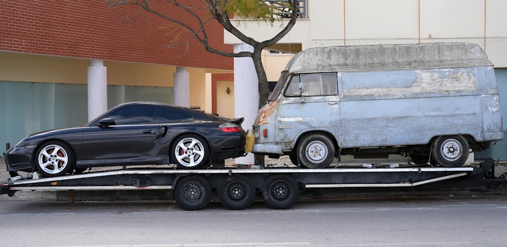 Auto uz platformas vilcēja