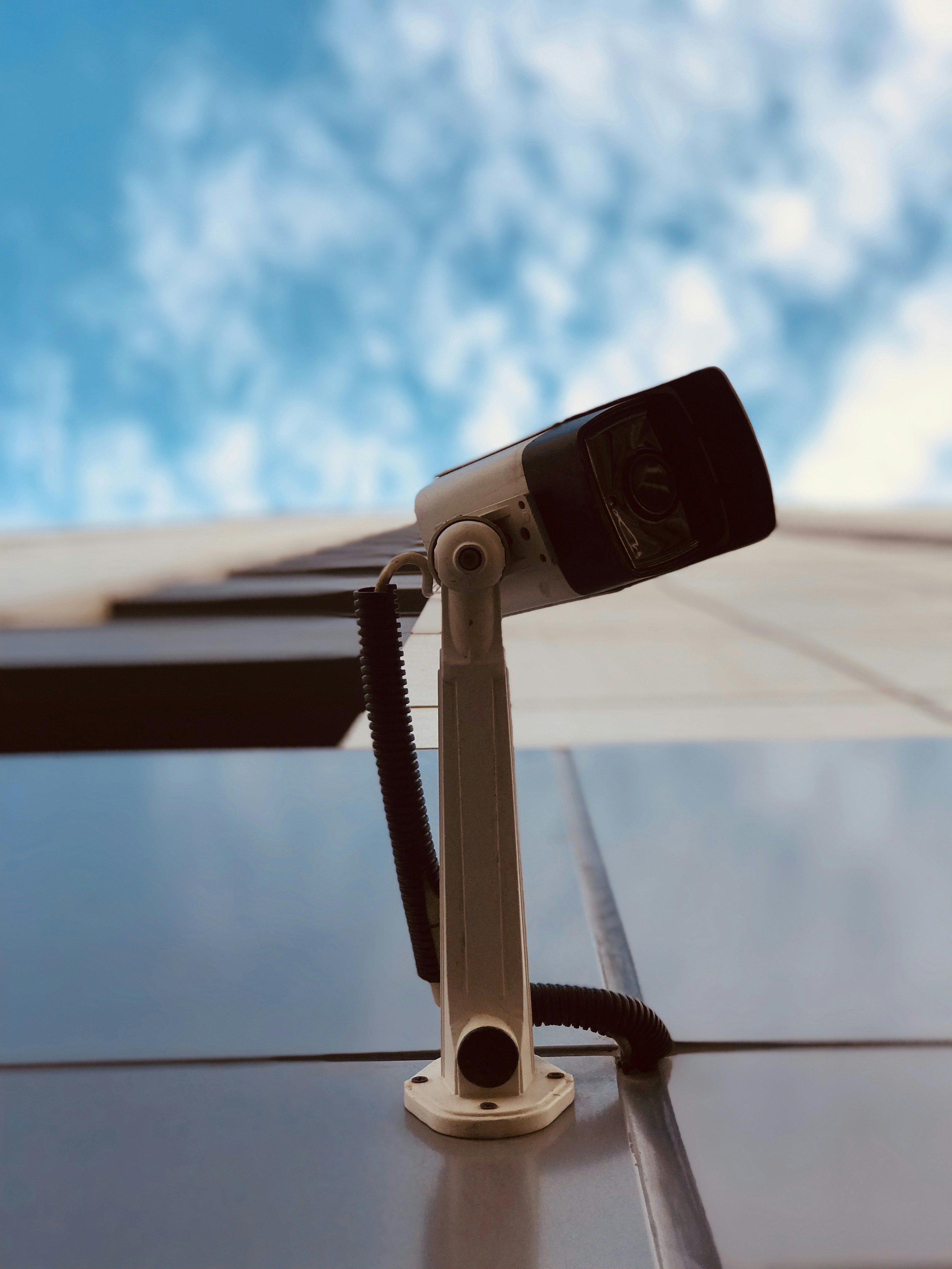 Une caméra vidéo posée sur une table à côté d’une piscine