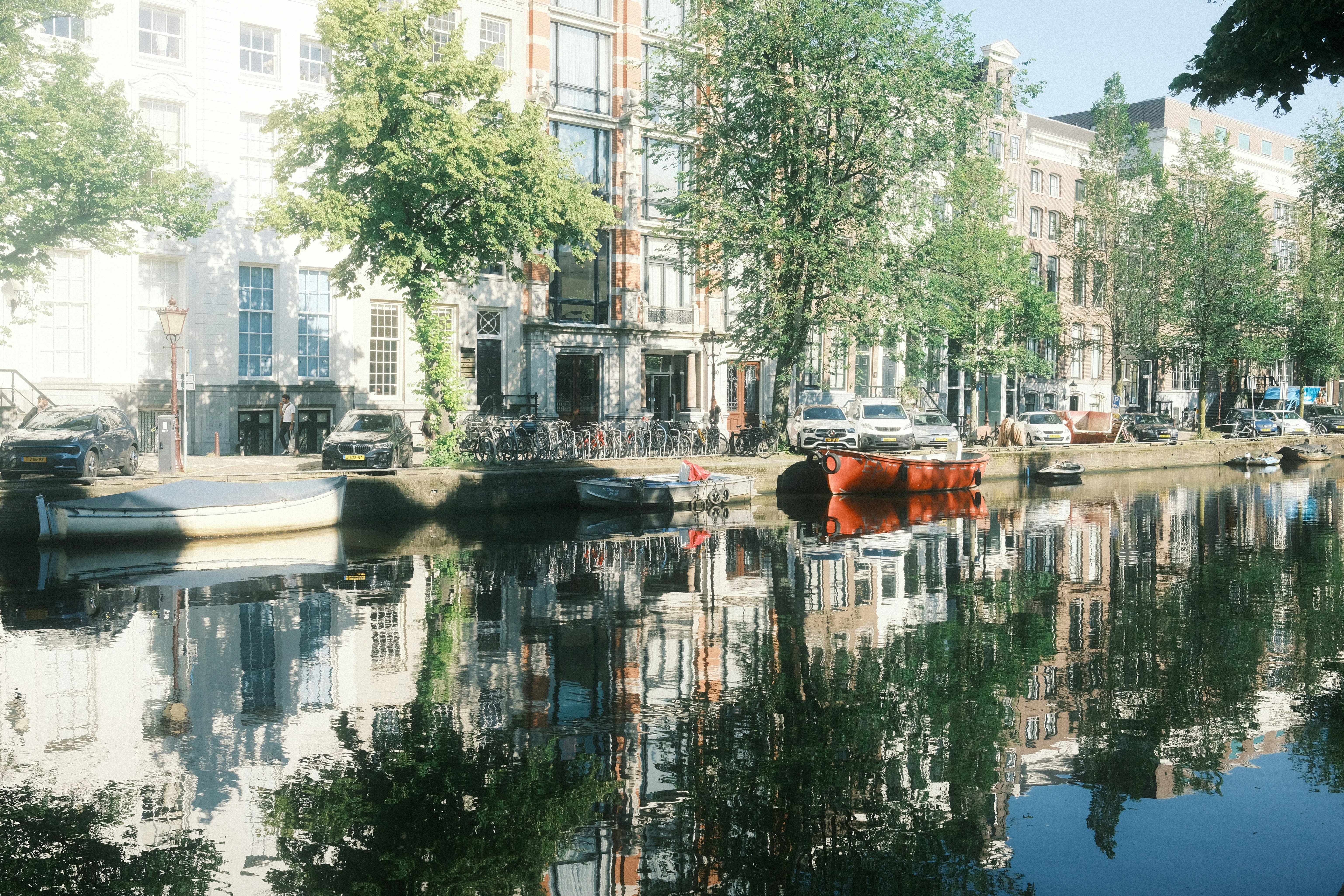 木々や建物に囲まれた水域