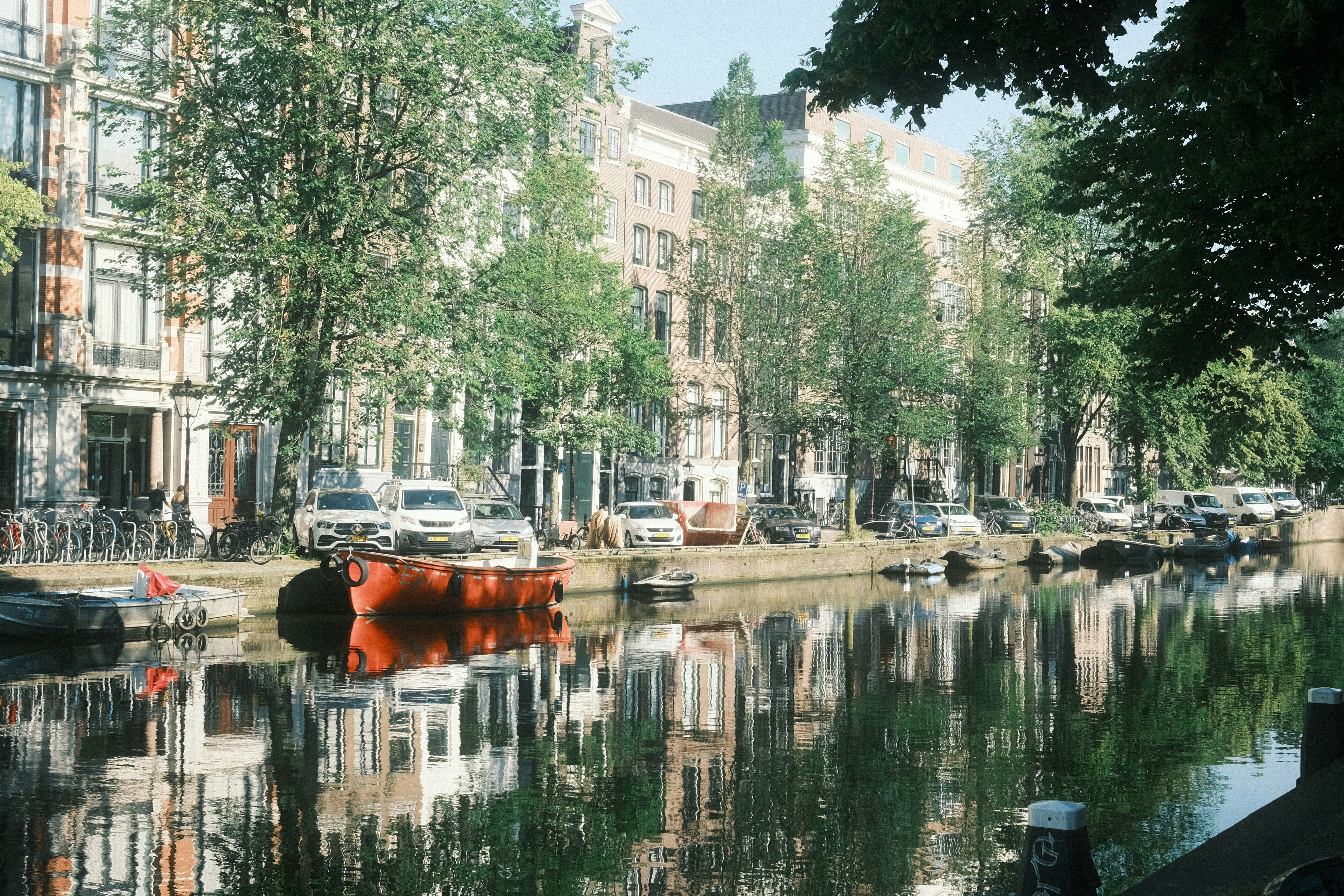 たくさんのボートが乗っている運河