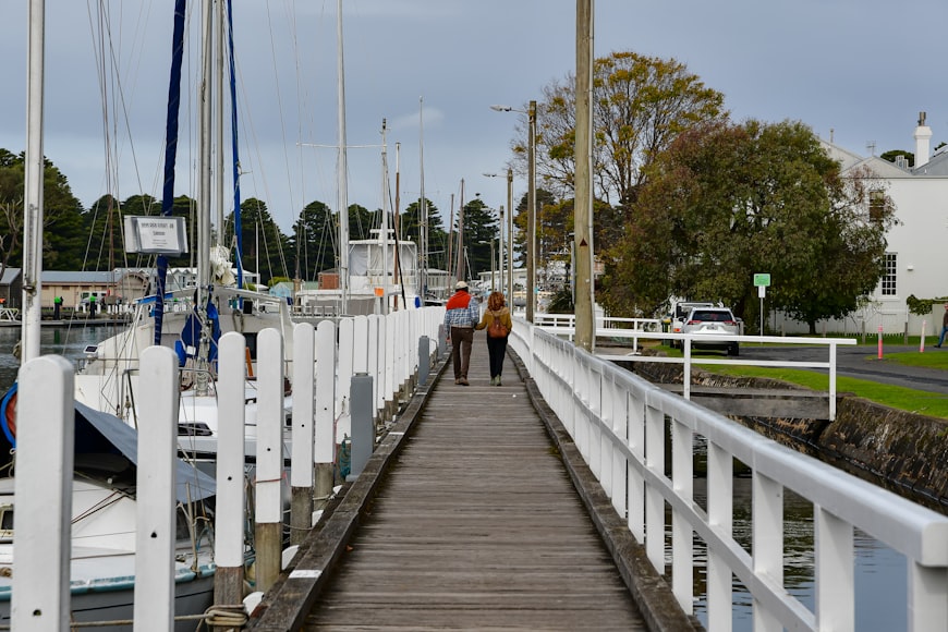 
A. 在线预约/电话预约
1. 提供取件地址、联系方式、货物信息
2. 选择取件时间
B. 准备货物
1. 包装要求:
a. 确保包装坚固、完整,能够承受长途运输
b. 使用合适的填充物,保护货物免受损坏
c. 外包装上清晰标注收件人信息和运输单号
2. 文件准备:
a. 商业发票 (Commercial Invoice):详细描述货物信息、价值等
b. 装箱单 (Packing List):列出货物清单
c. 其他可能需要的证明文件 (根据货物类型而定)
C. 等待上门取件
1. 提前与快递员/司机确认取件时间
2. 核对取件人员身份
3. 提交货物和相关文件
D. 后续追踪
1. 获取运单号,在线追踪货物运输状态
2. 关注清关进度
