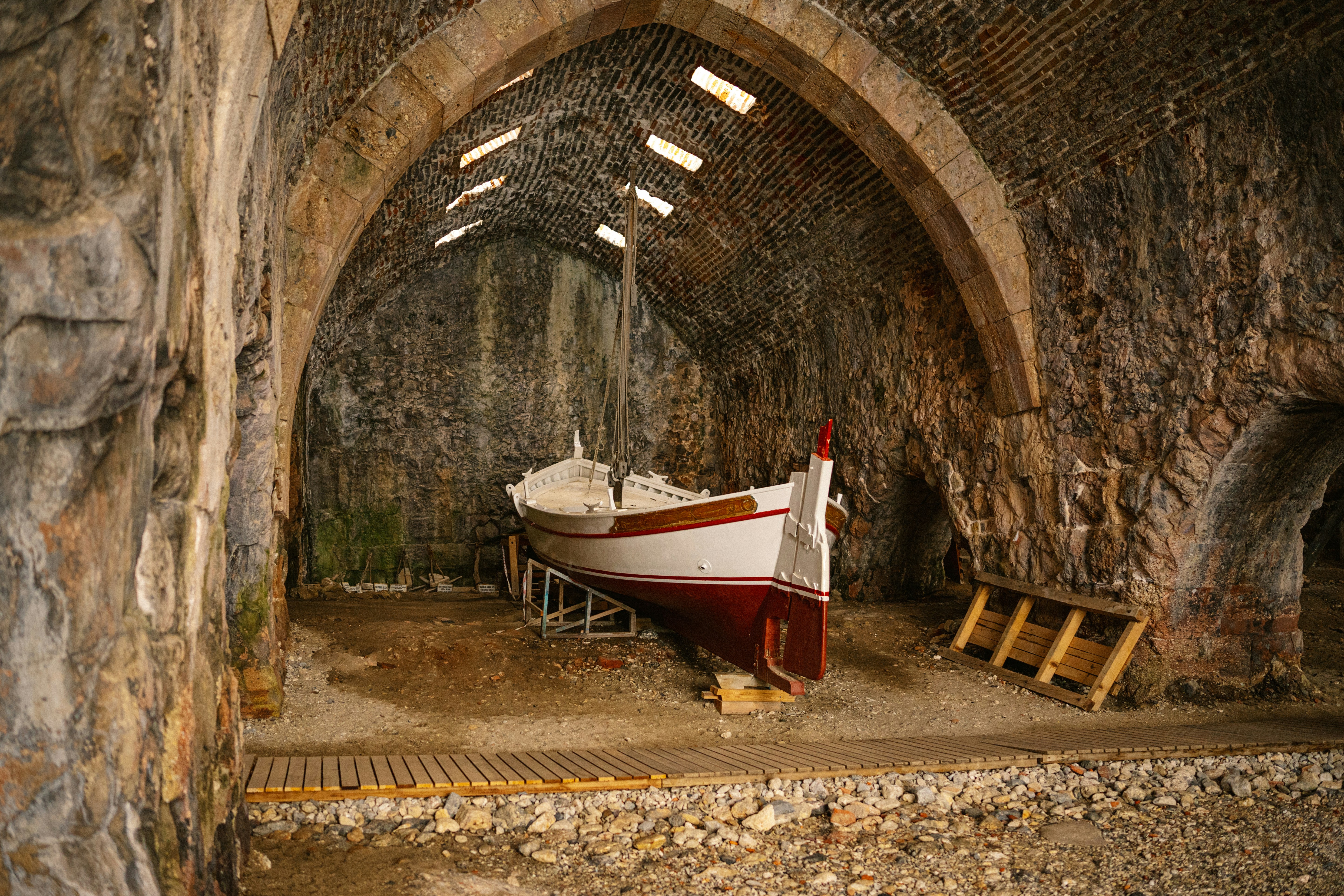 A boat sitting in the middle of a tunnel