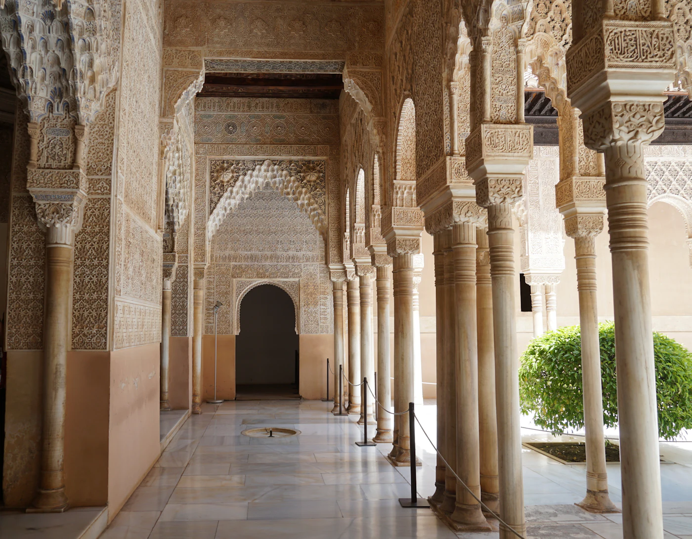 Galerij met zuilen en bogen in het Alhambra van Granada