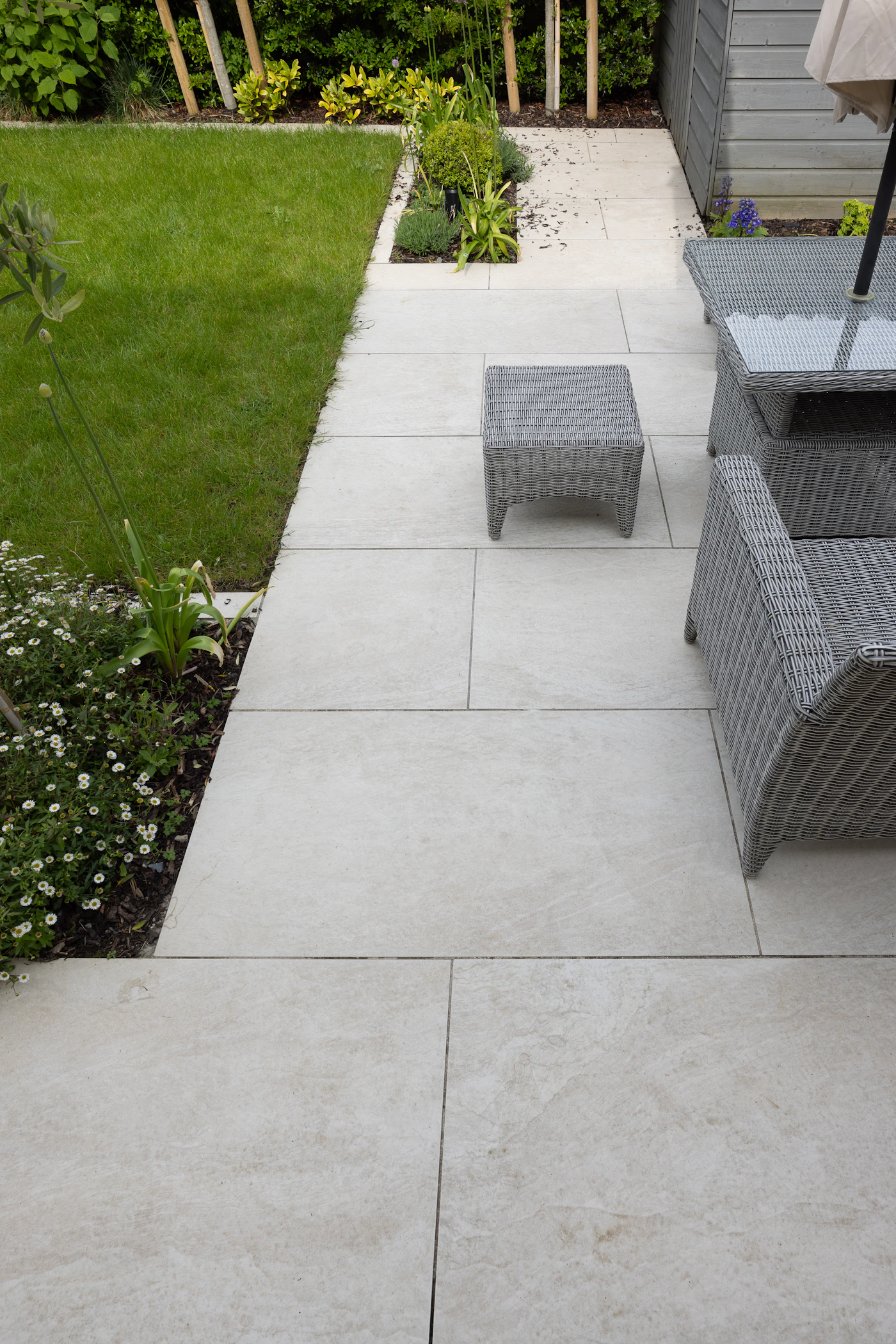 Terrasse pavée intégrée à un aménagement paysager