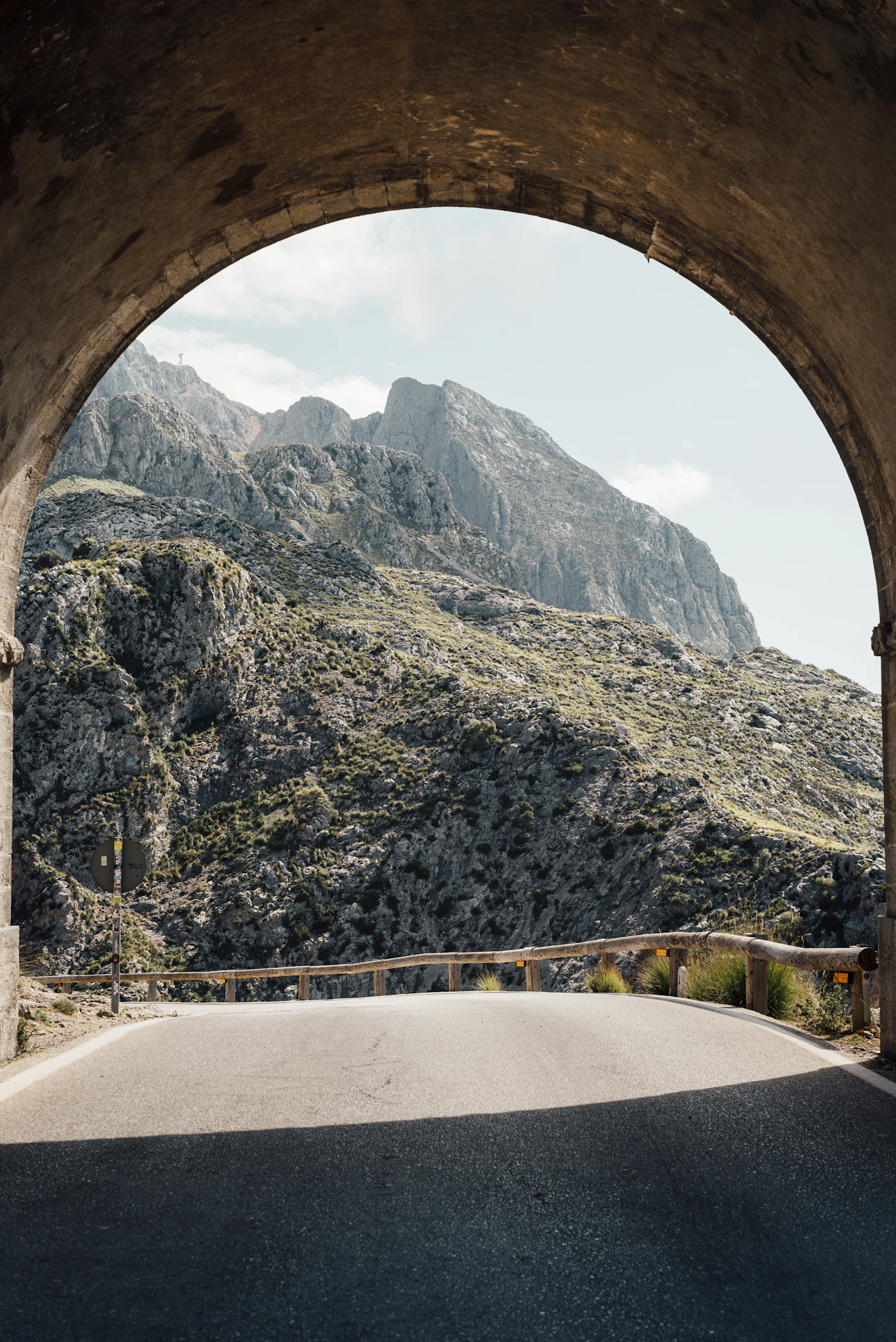 Vue depuis l'intérieur d'un des tunnels de la passerelle reliant le stationnement de Sa Calobra à la crique.
