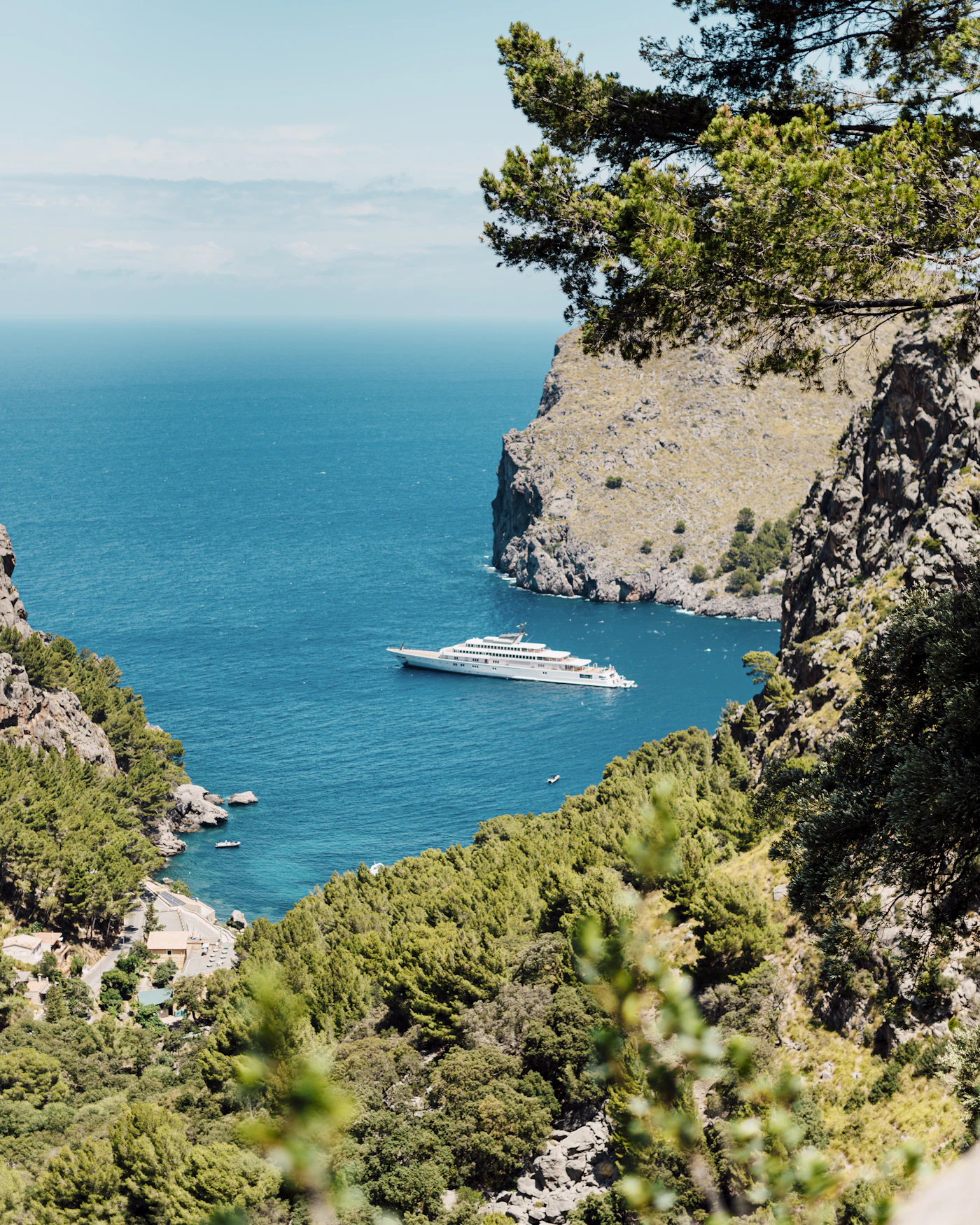 Un bateau d'excursion sur une eau turquoise au pied de hautes falaises près de Sa Calobra, à Majorque.