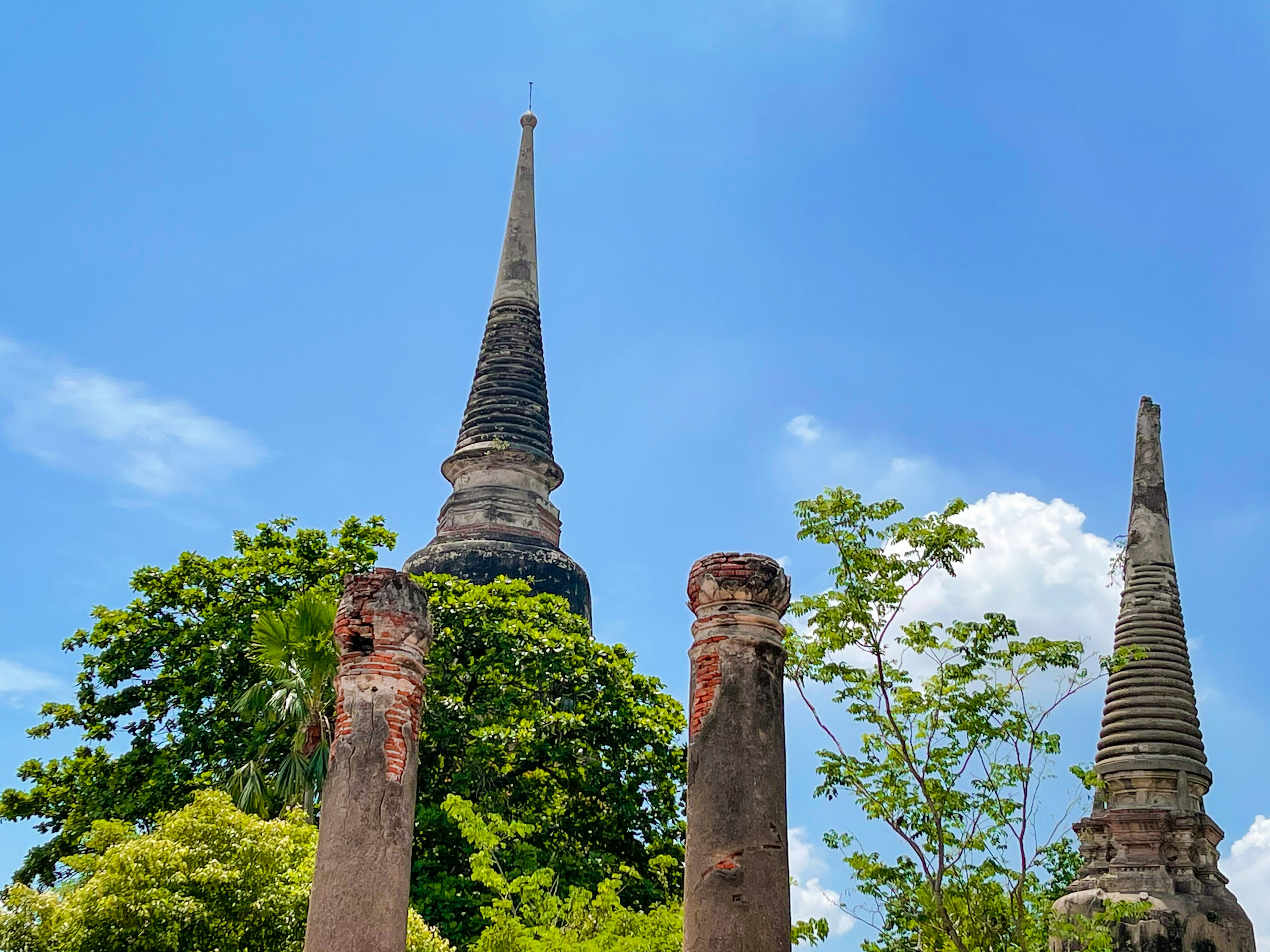 Um par de torres altas sentadas uma ao lado da outra