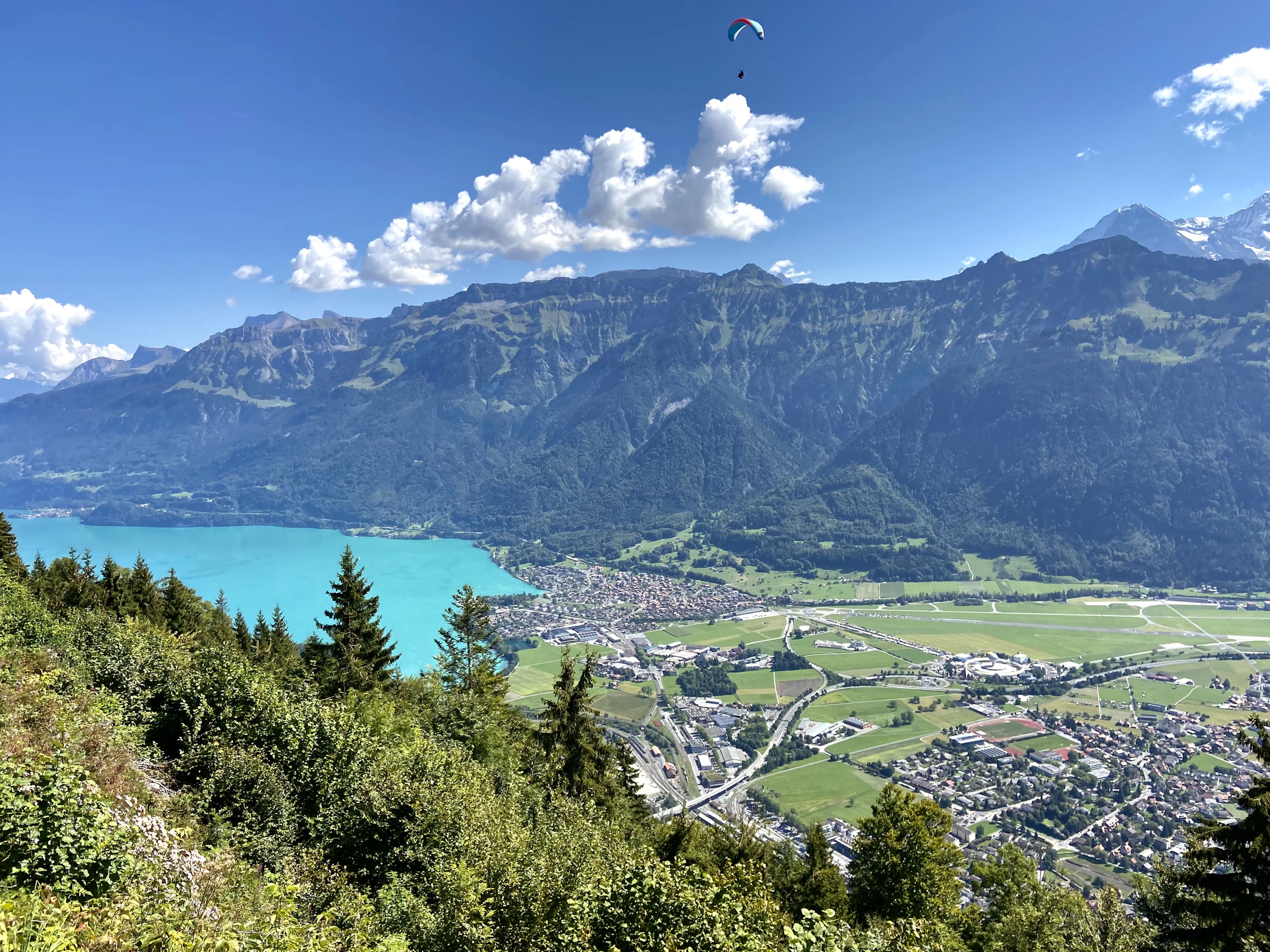 Vista panorâmica de Interlaken, entre os lagos Thun e Brienz, nos Alpes suíços