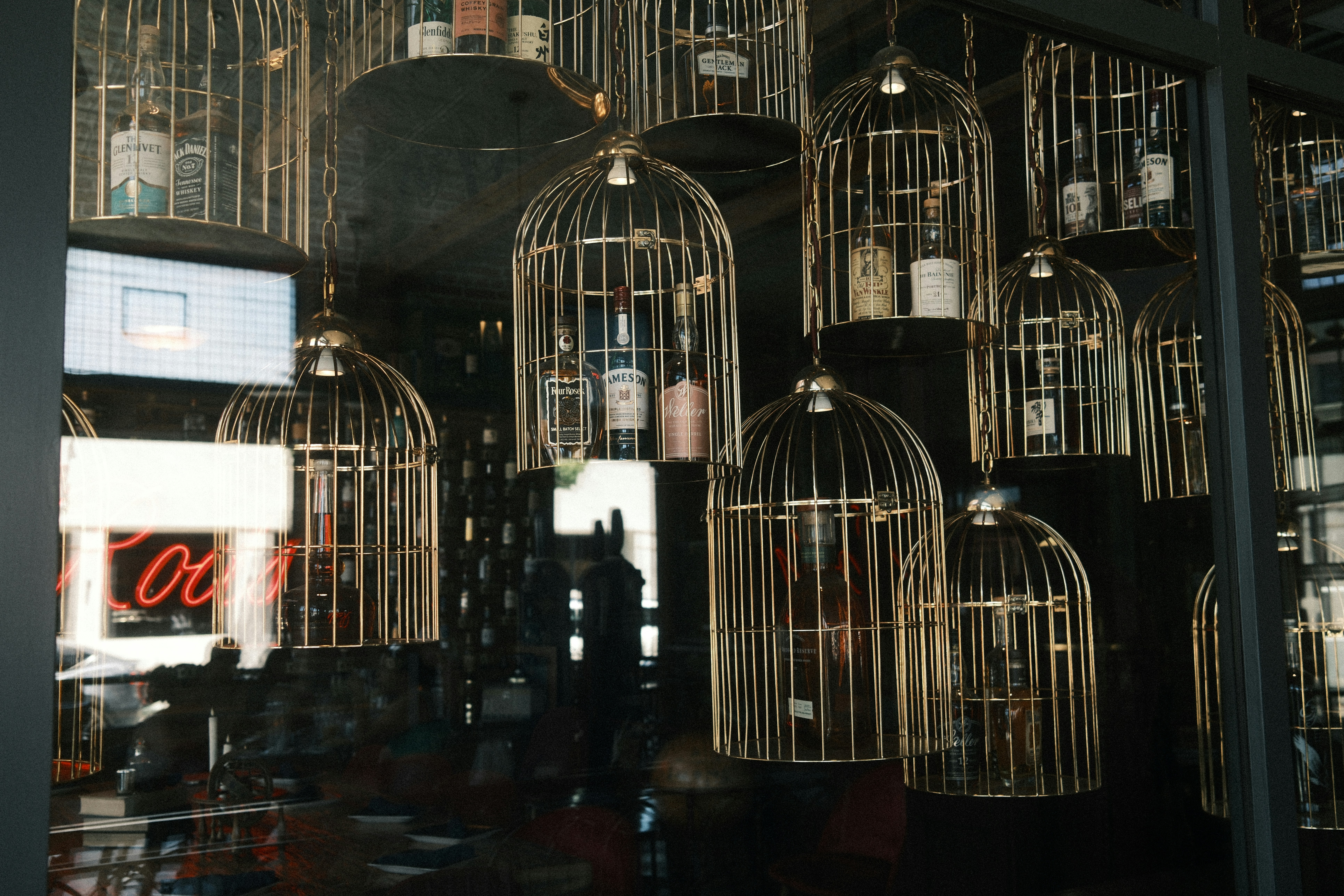 壁の上の籠の中の鳥の群れ