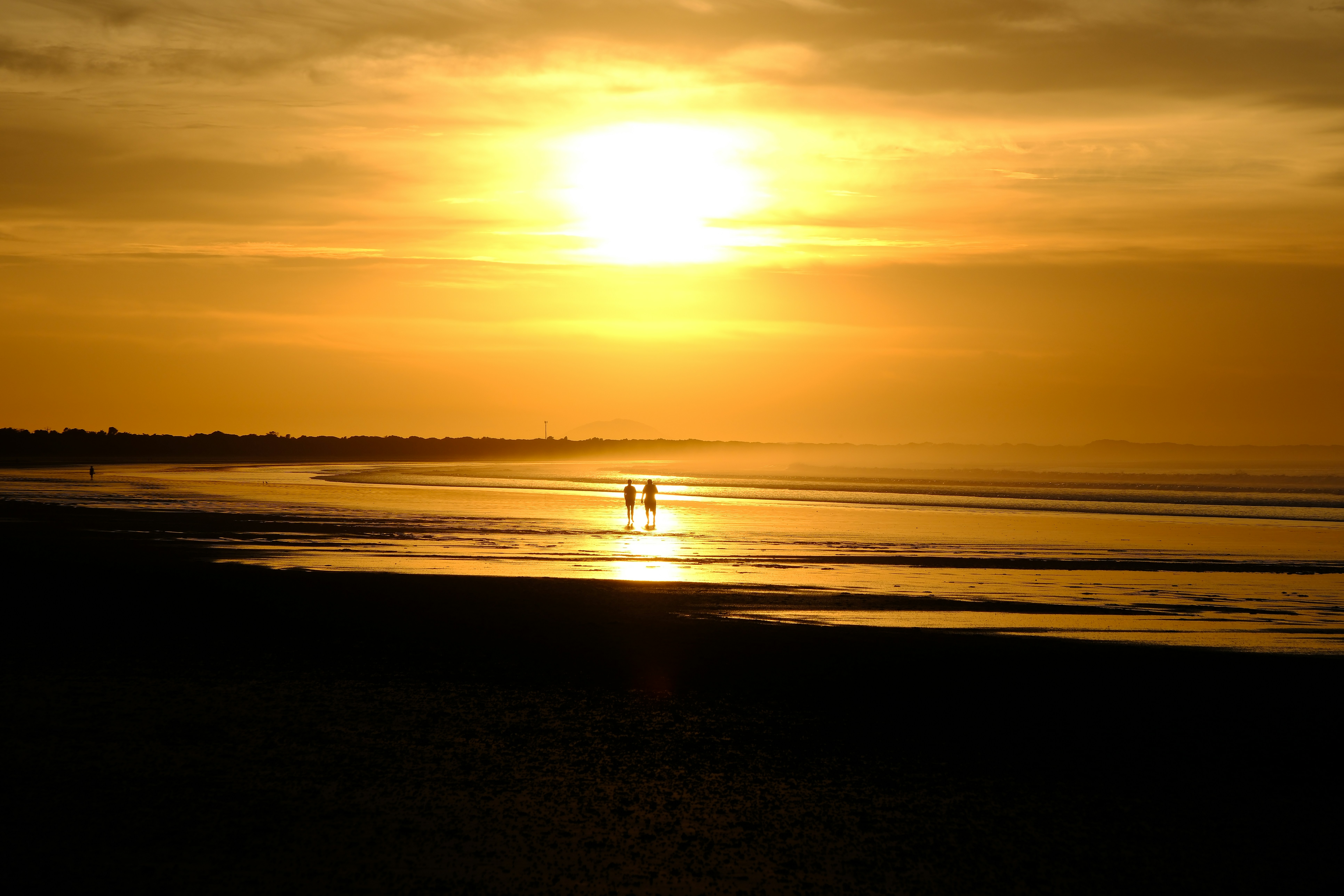 beach sunset couple, ilustrasi artikel Secretly Blissful: Your Ultimate Guide to Planning a Surprise Honeymoon 7