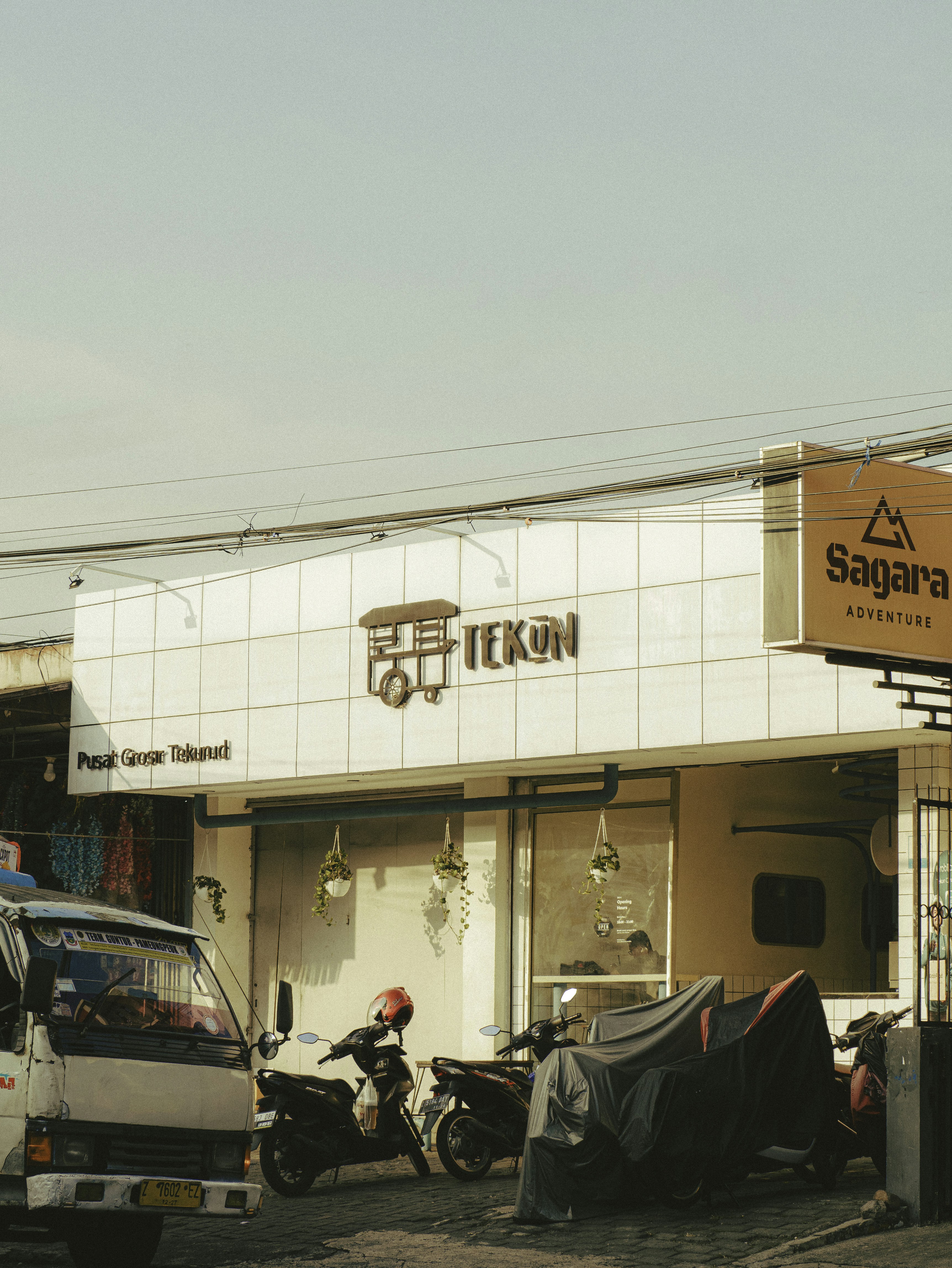 Sebuah sepeda motor diparkir di depan toko