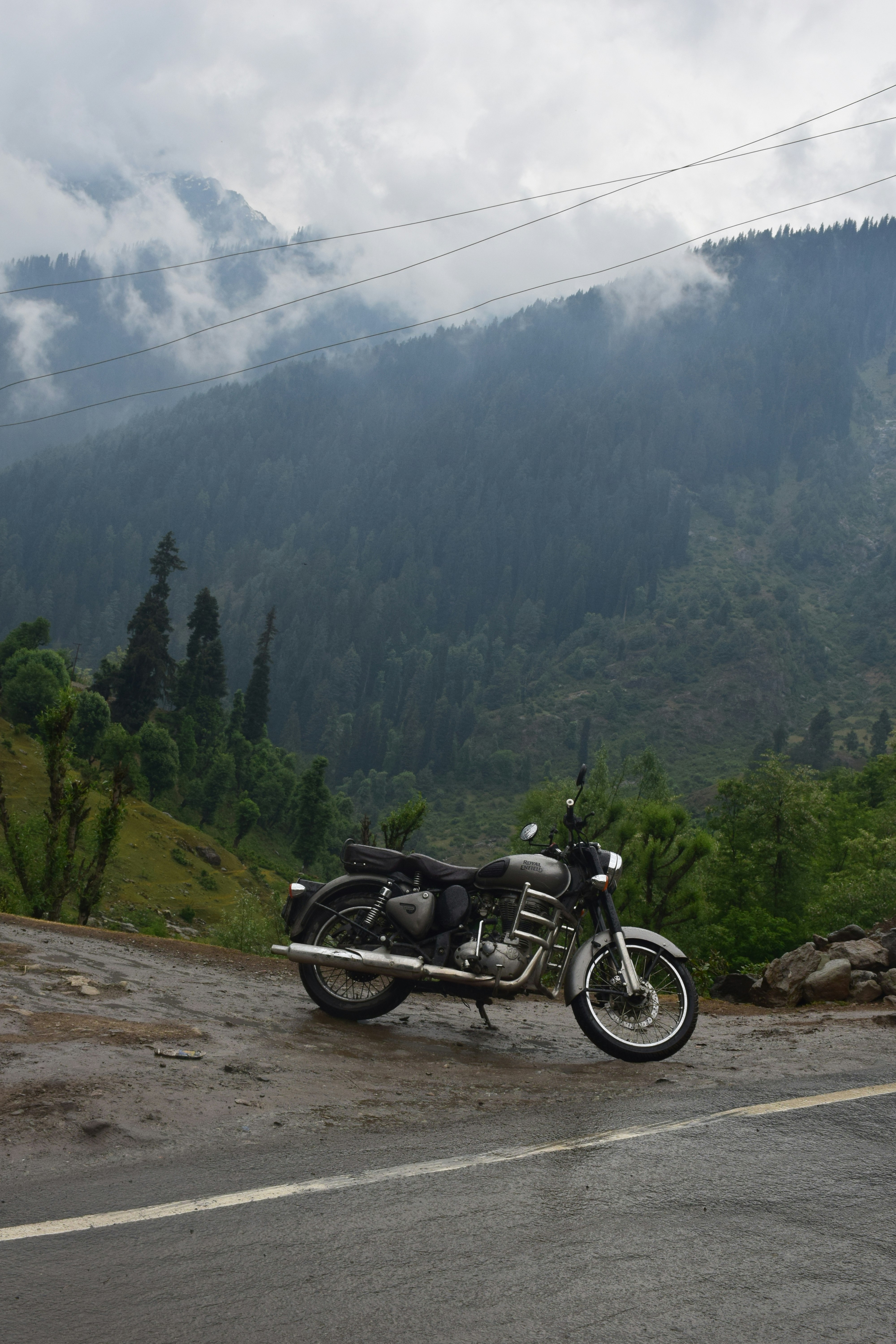 Una motocicletta parcheggiata sul ciglio di una strada