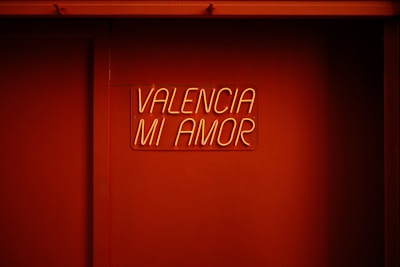A red room with a sign that reads valenca mi amor
