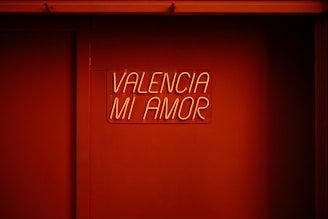 A red room with a sign that reads valenca mi amor