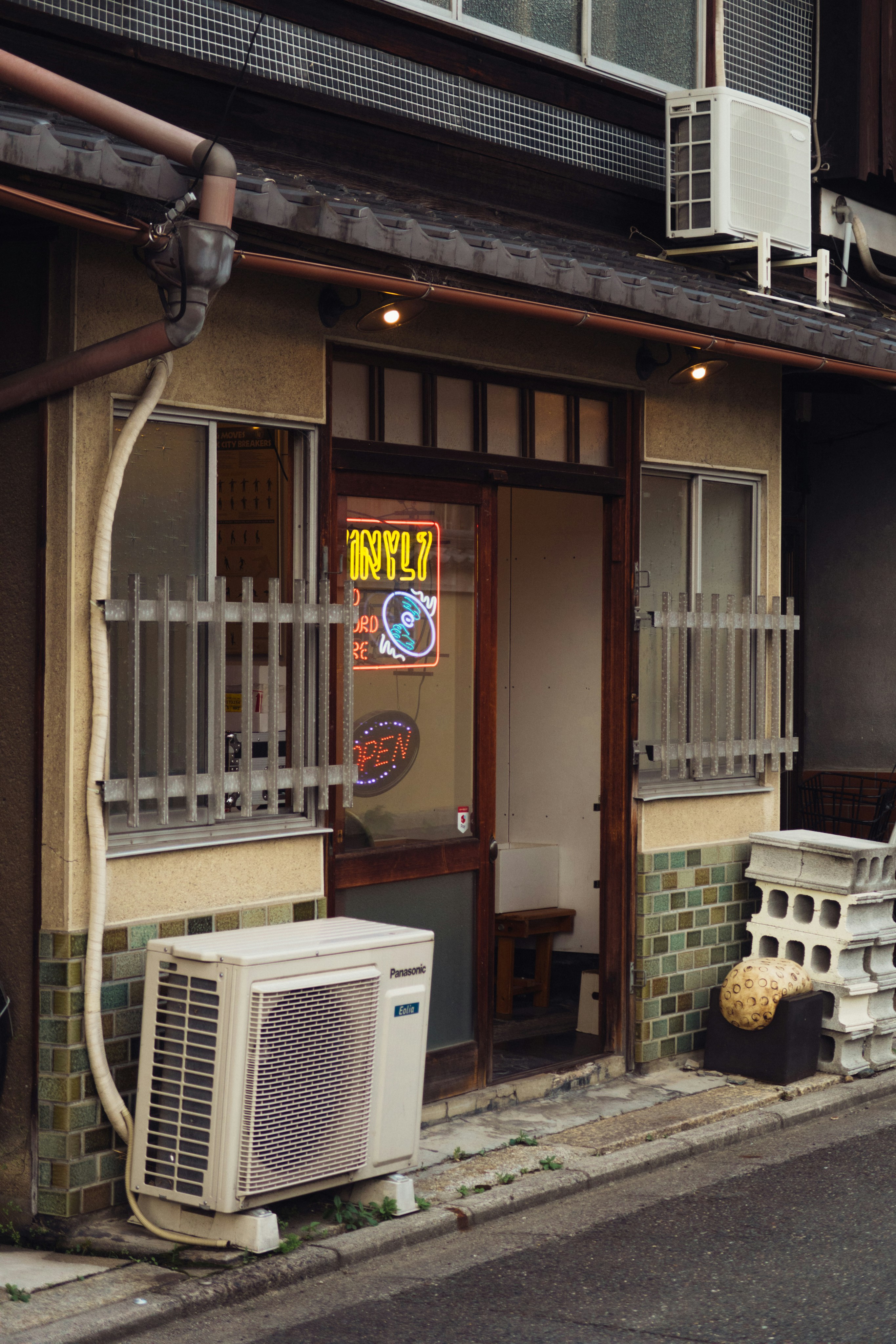 An air conditioner sitting outside of a building