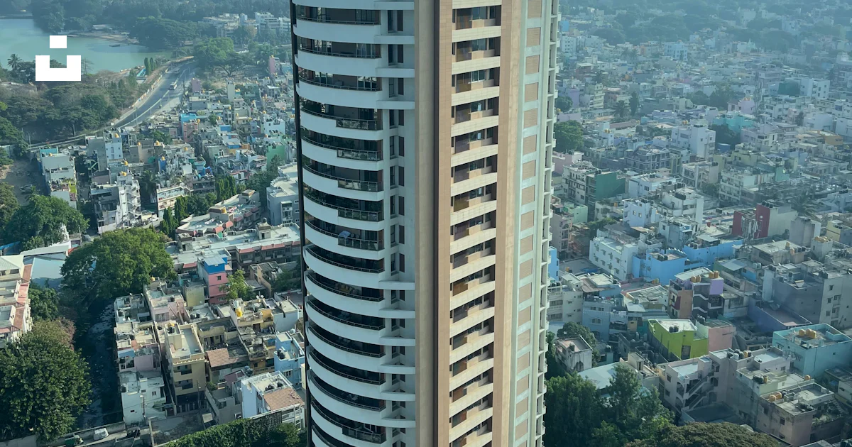 A high rise building in the middle of a city photo – Free Prestige ...