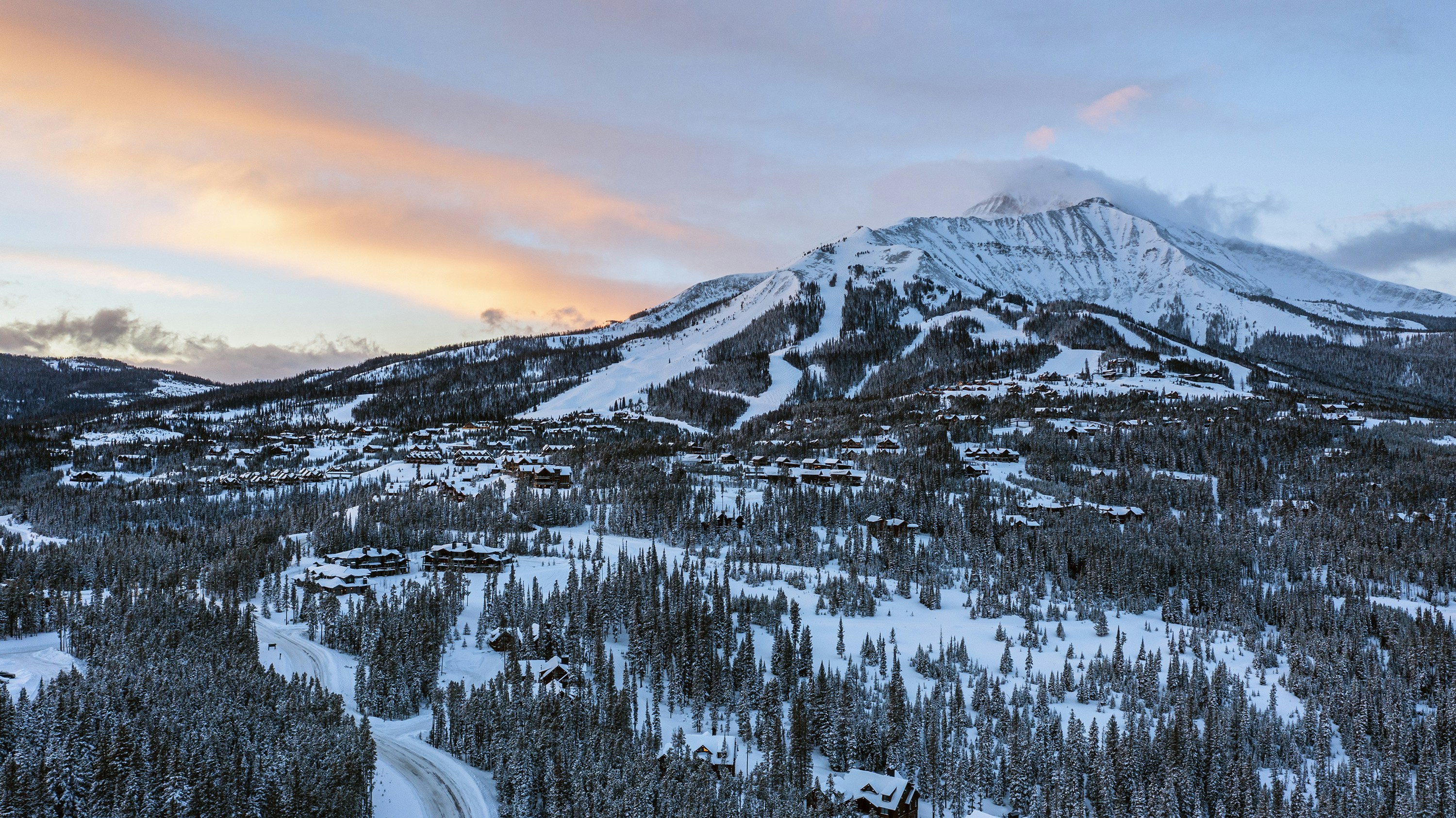 Ein schneebedeckter Berg mit einer Straße im Vordergrund