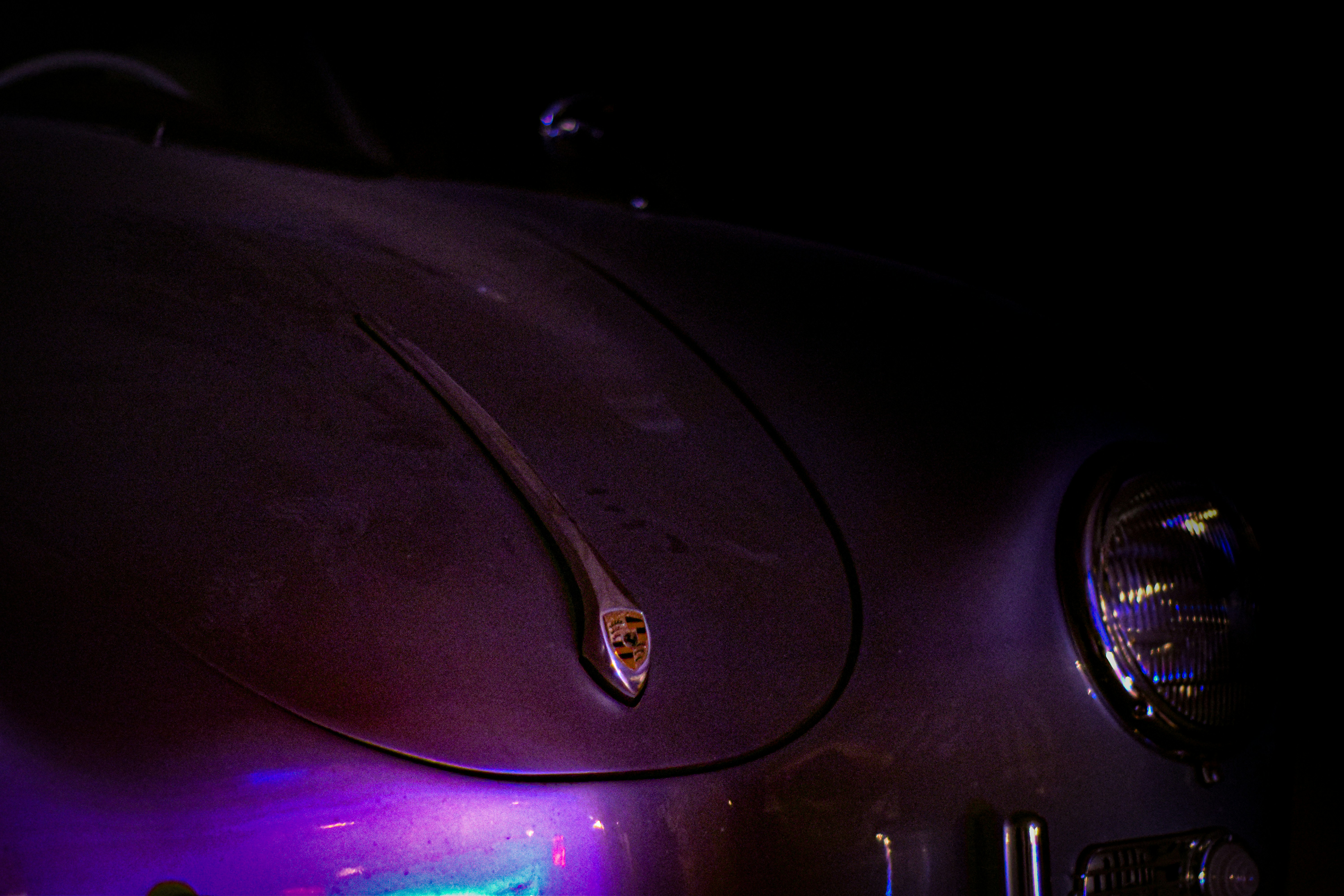 A car that is sitting in the dark