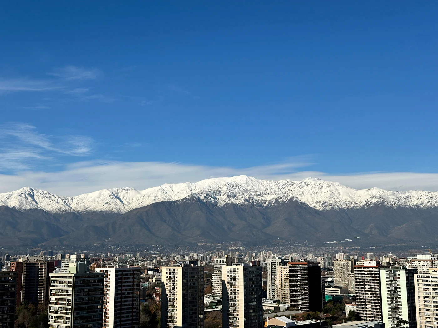 Vista de Santiago con la cordillera de los Andes de fondo