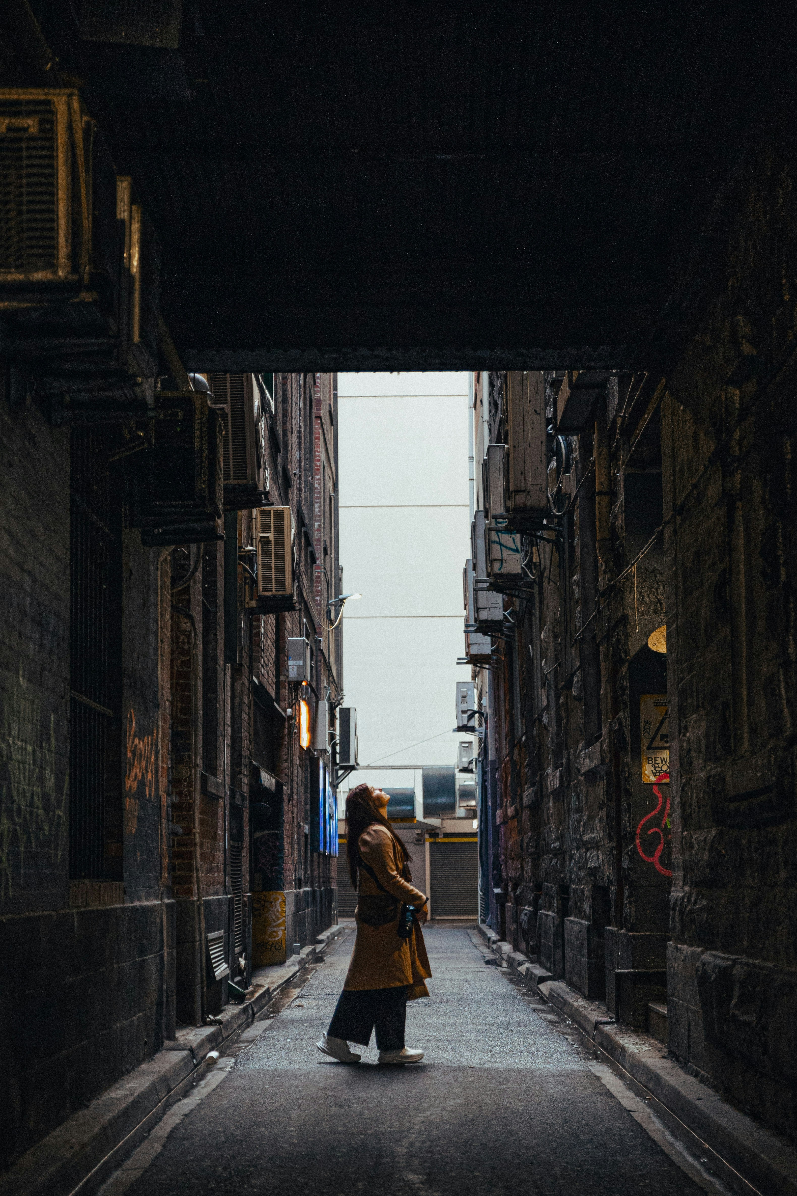 Una mujer caminando por un callejón estrecho
