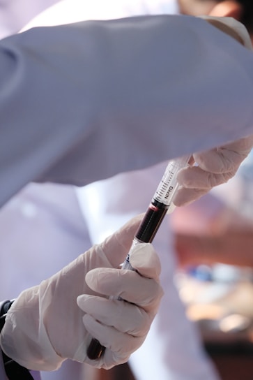 A person in white gloves is holding a syquet