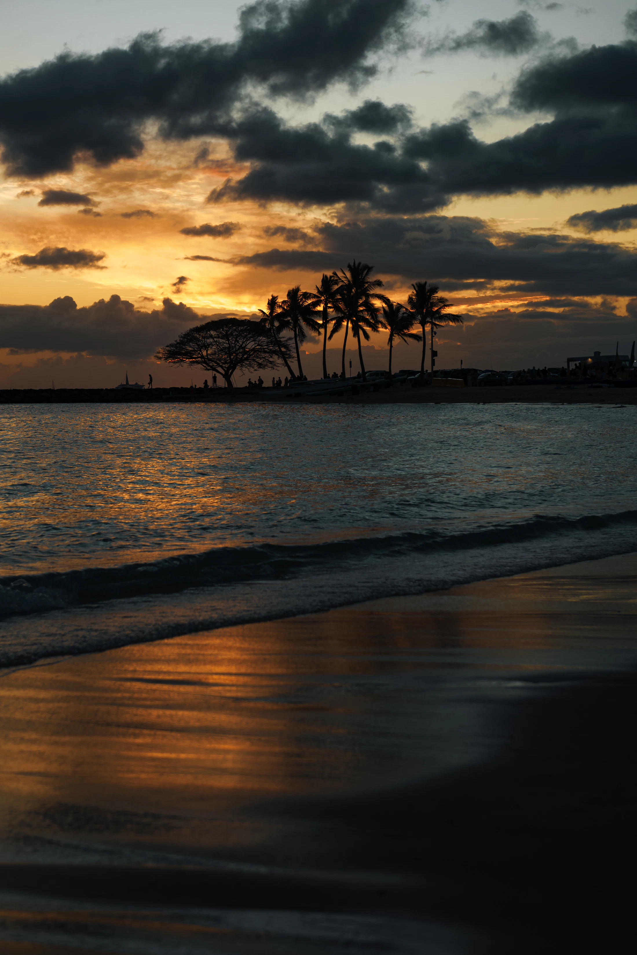 Palmen und Sonnenuntergang am Strand von Honolulu nahe Waikiki
