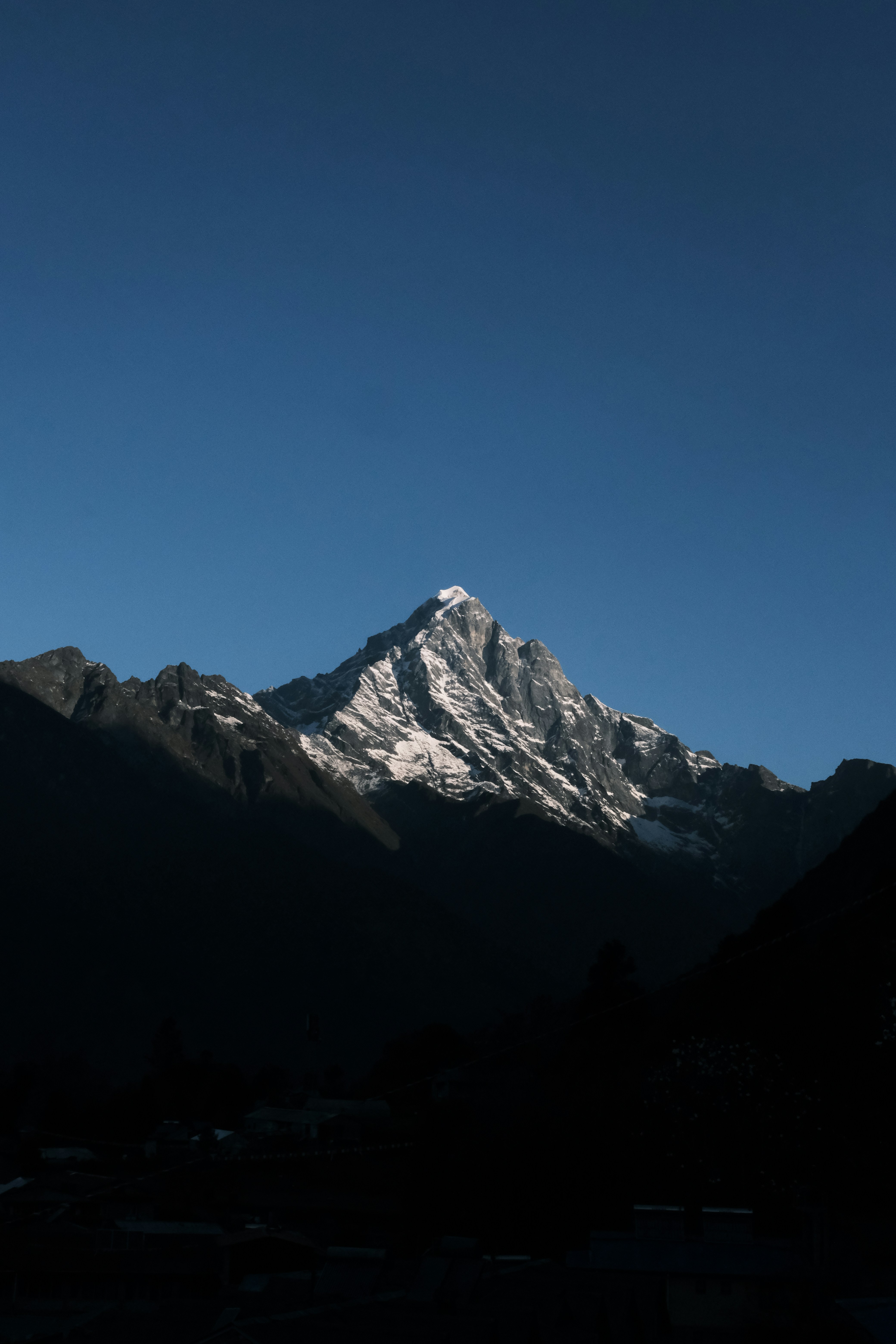 Una vista de una montaña cubierta de nieve desde la distancia