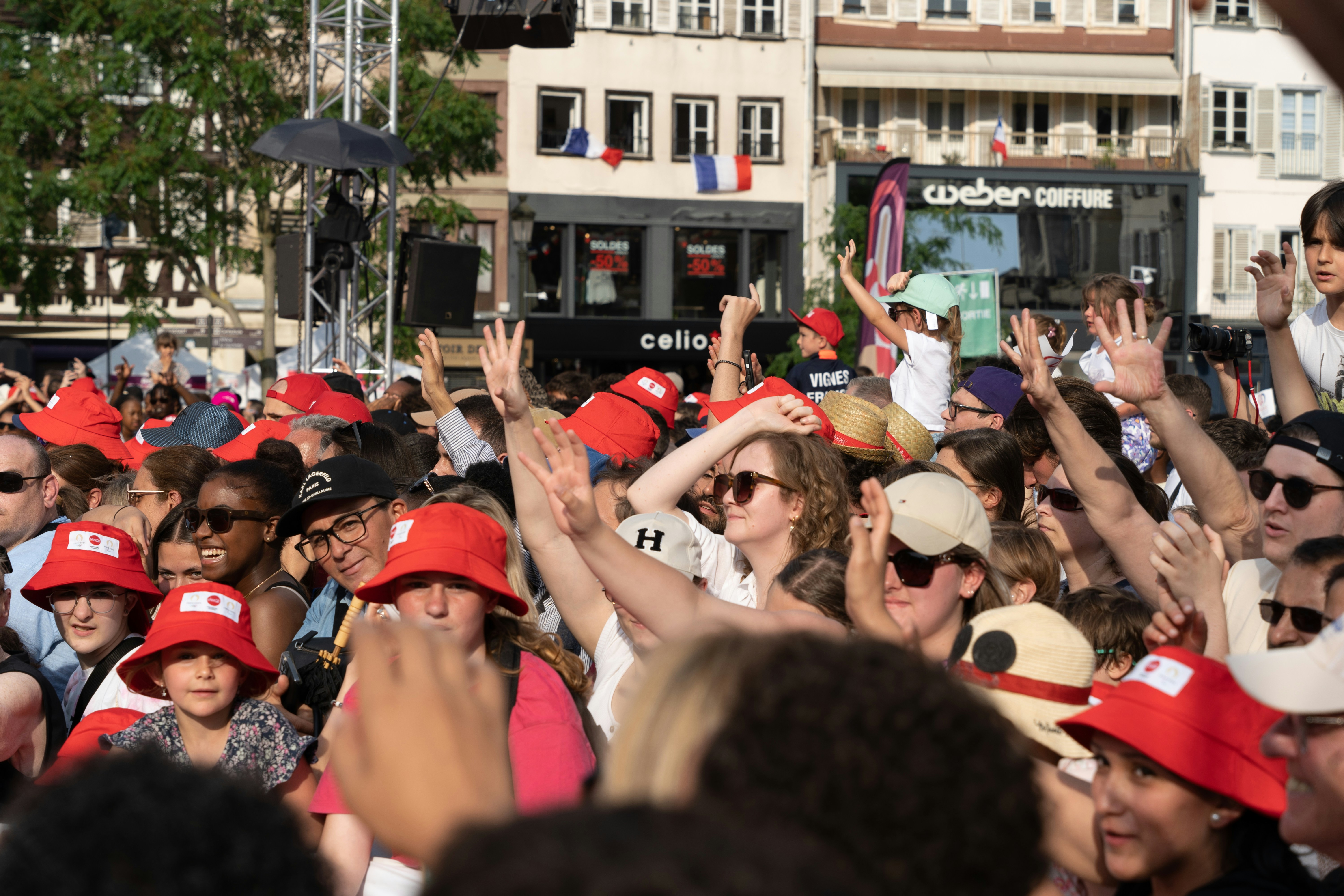 Marine Tondelier relance le débat sur la PMA et dénonce l'ineptie démographique de Macron