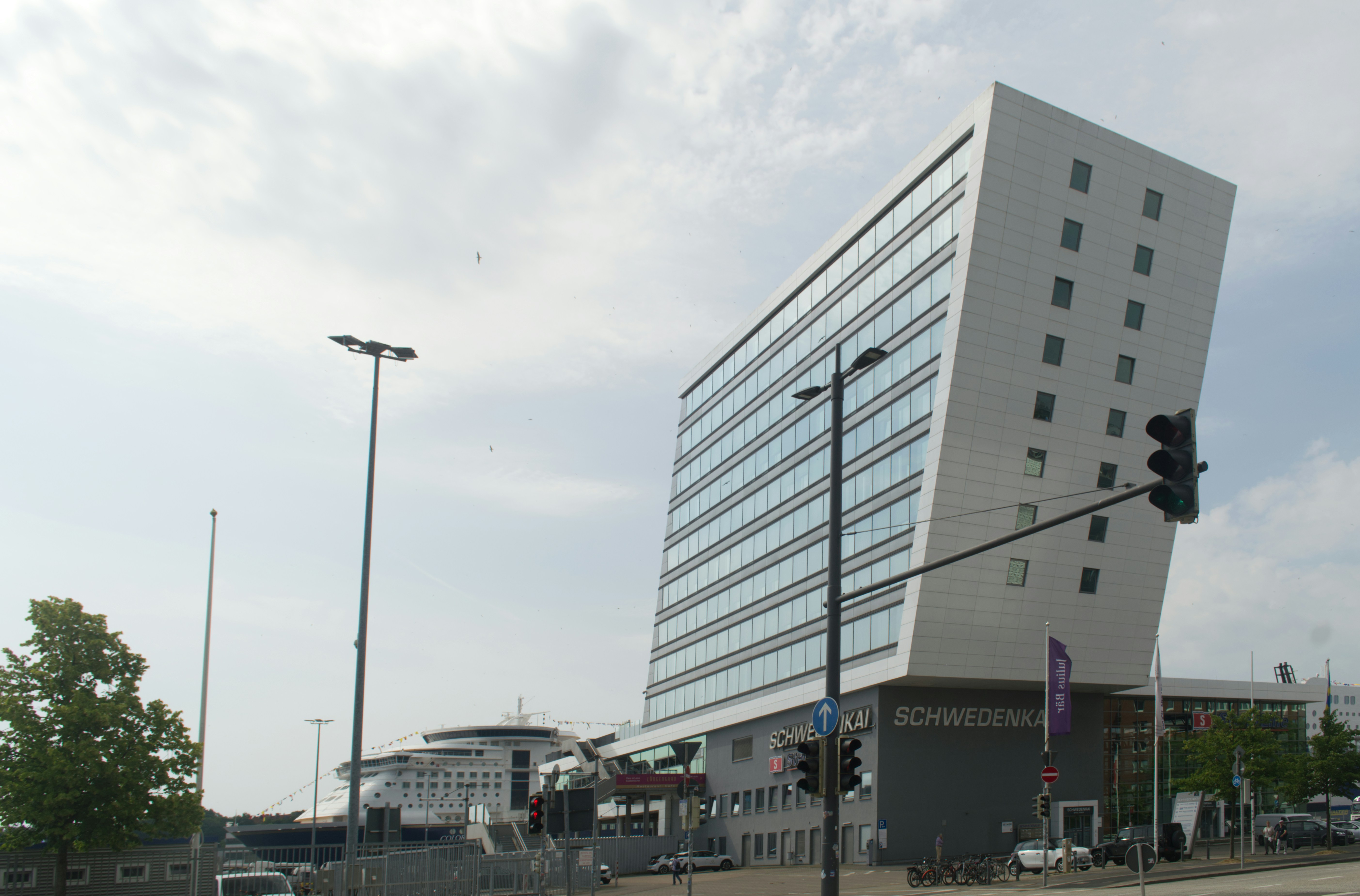 Um edifício alto sentado à beira de uma estrada