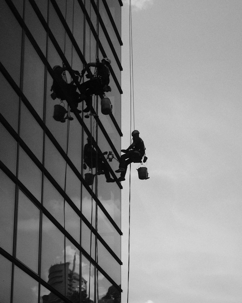 Fassade mit Arbeitsplattform in Schwarzweiß