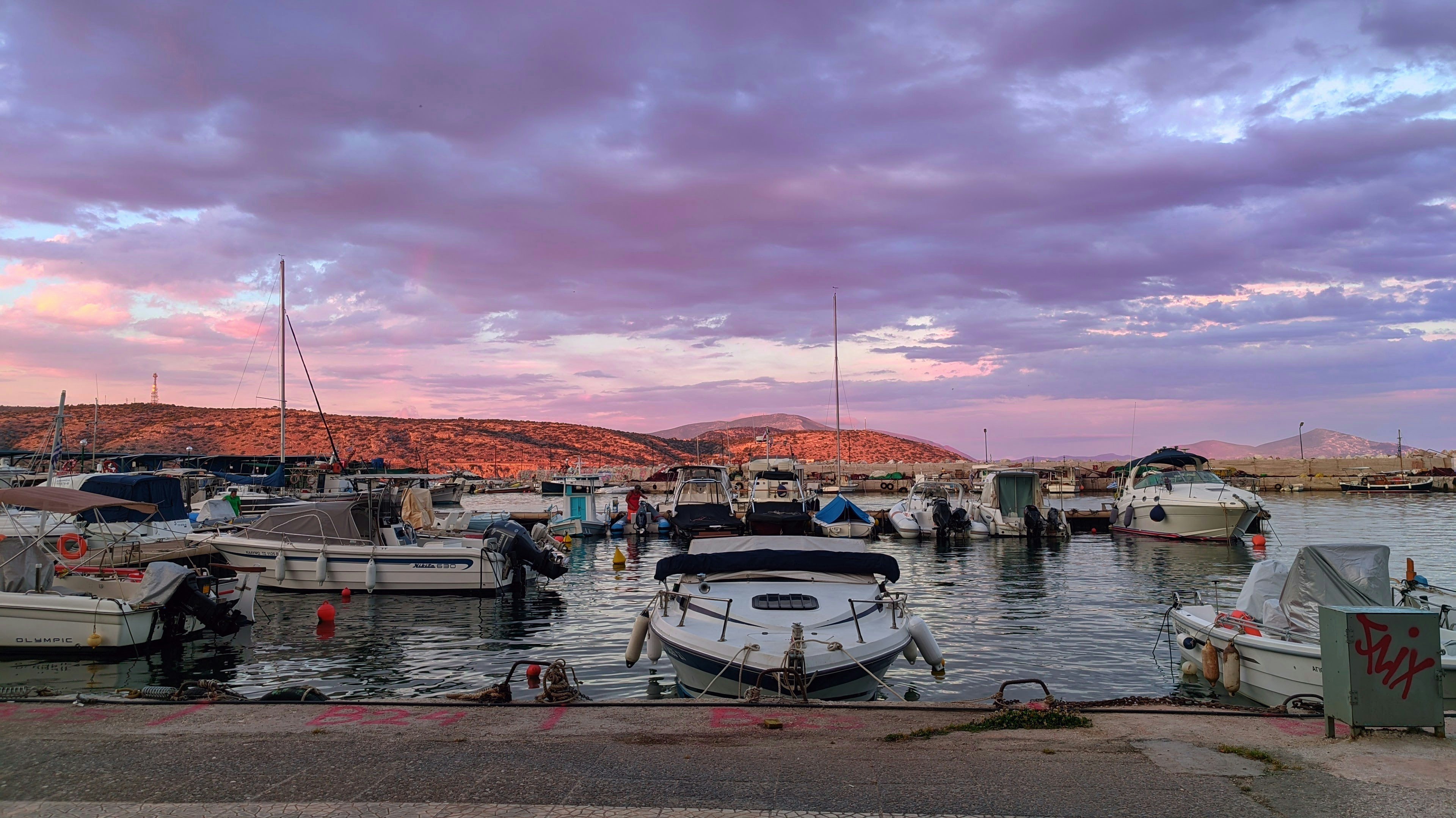 Un puerto lleno de barcos bajo un cielo nublado