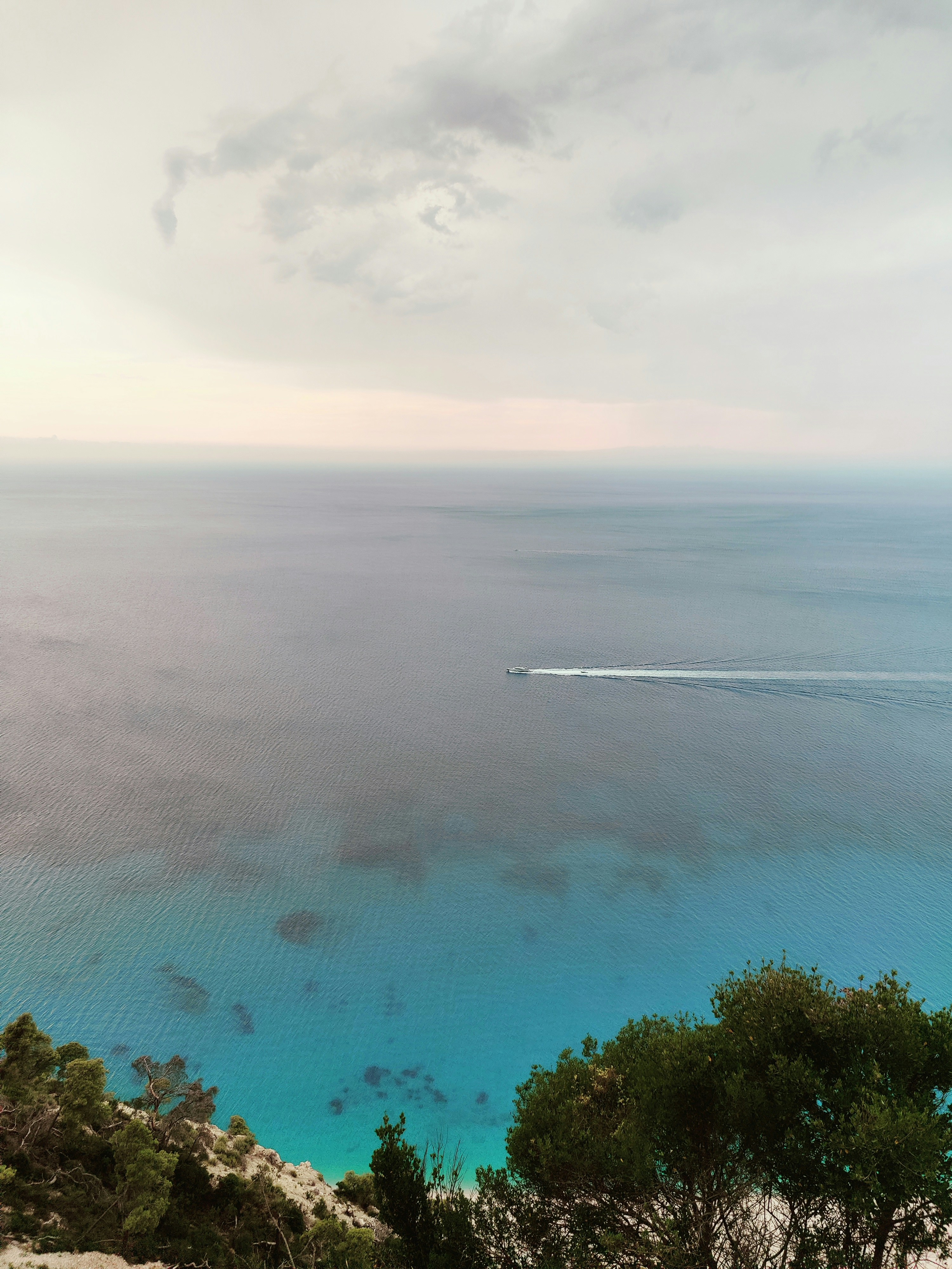 Vista de un cuerpo de agua desde una colina