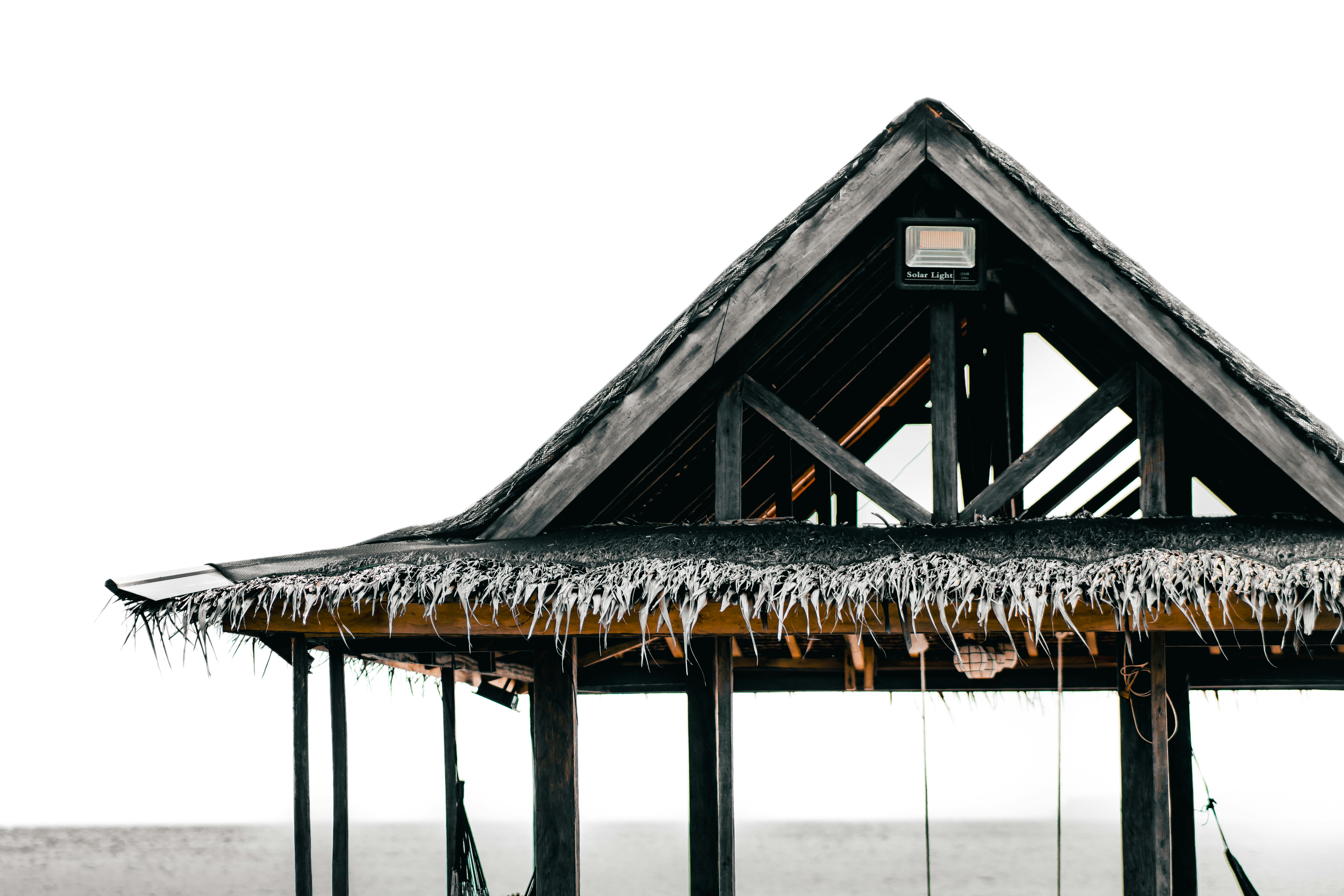 Una cabaña con techo de paja en la playa