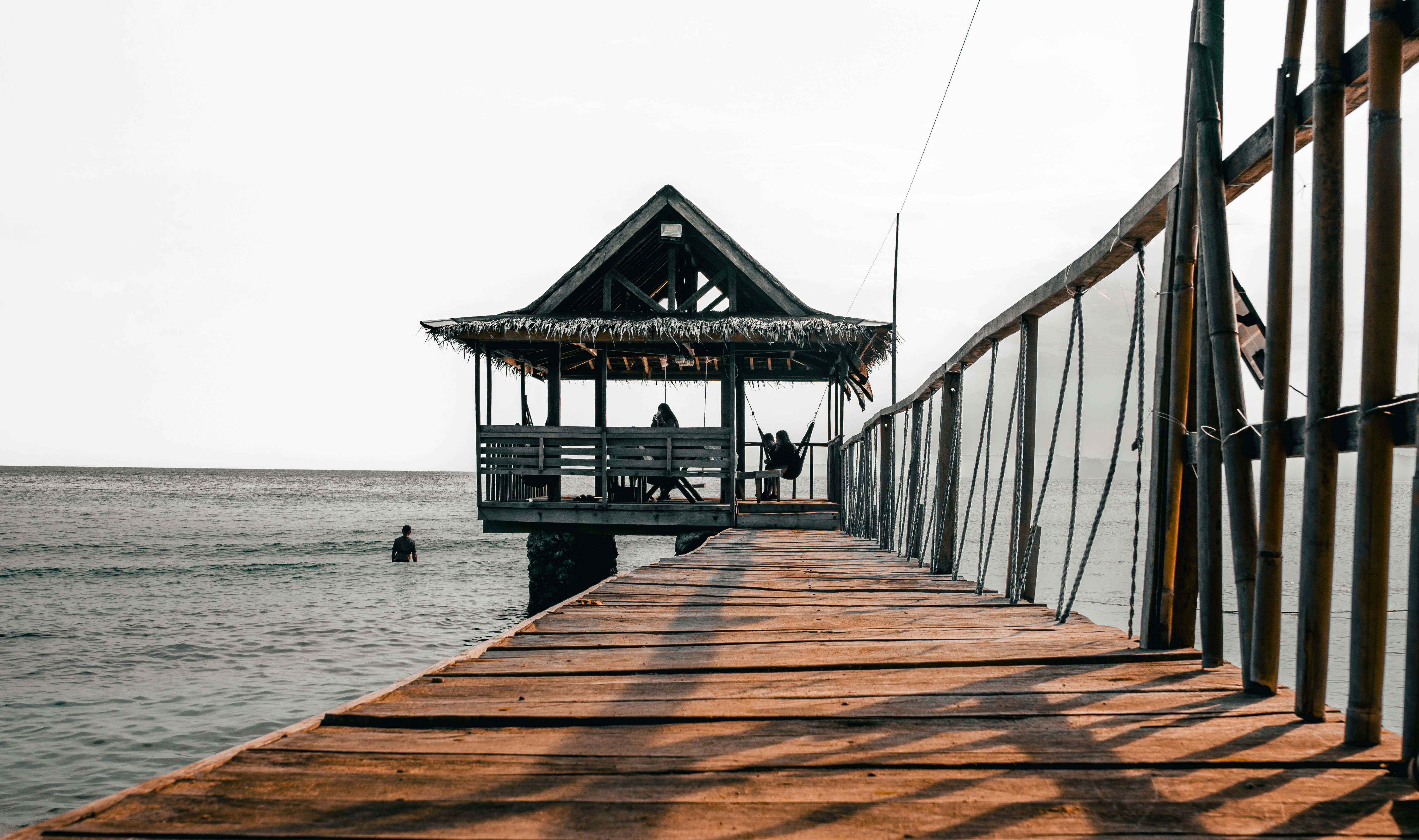 Un muelle con un mirador en el extremo