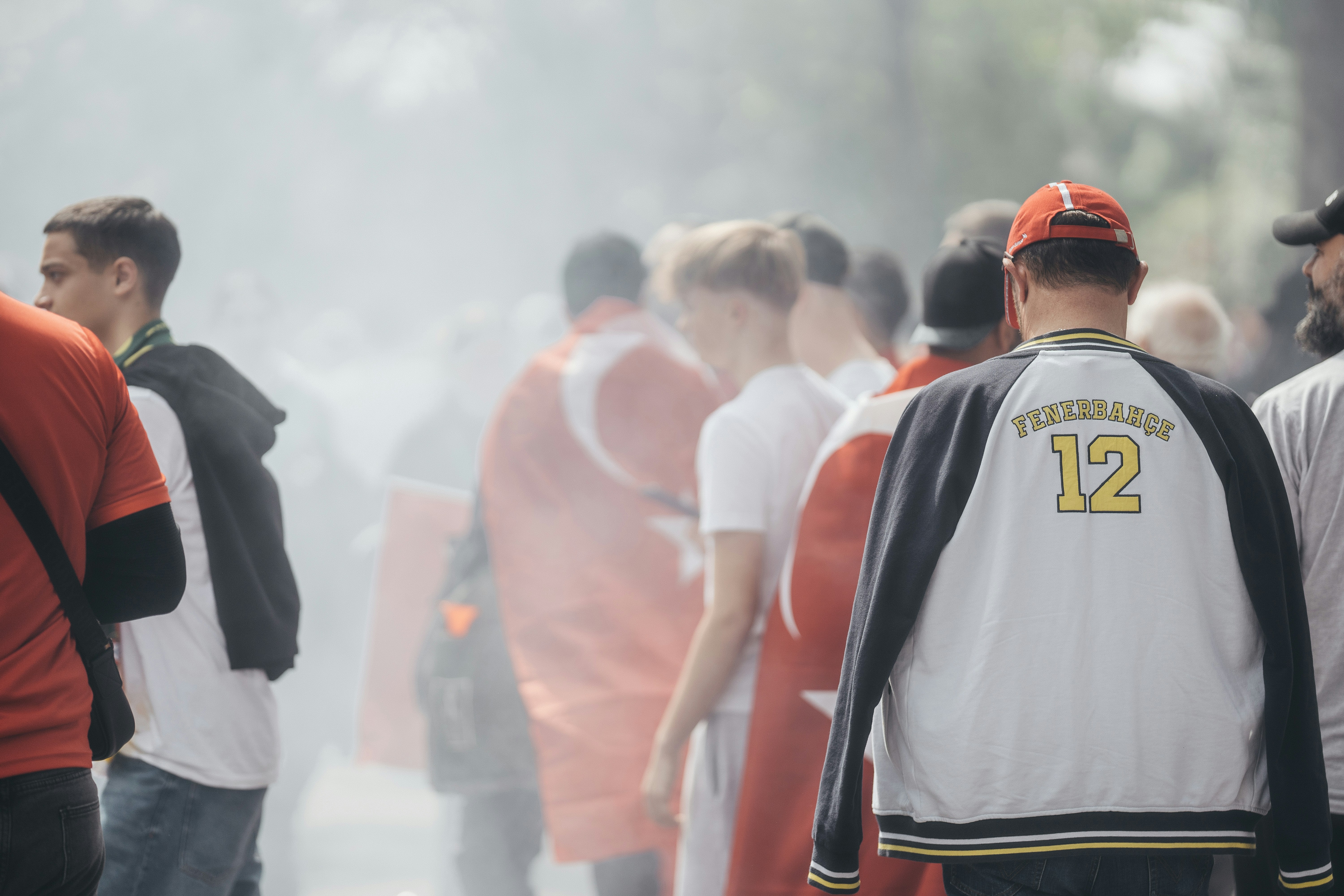 Hinchas reunidos en la calle antes de un clásico con bengalas y tensión