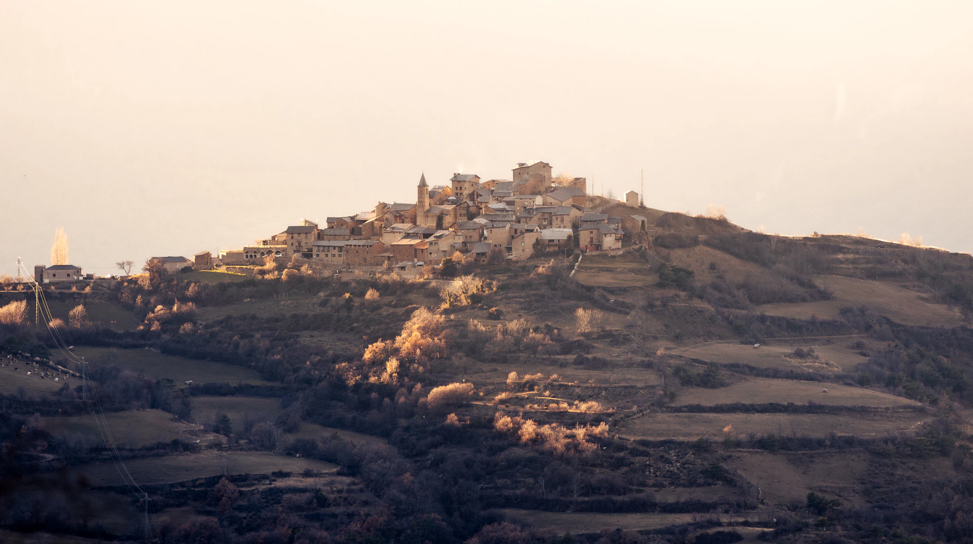 Pueblo y paisaje de montaña en España