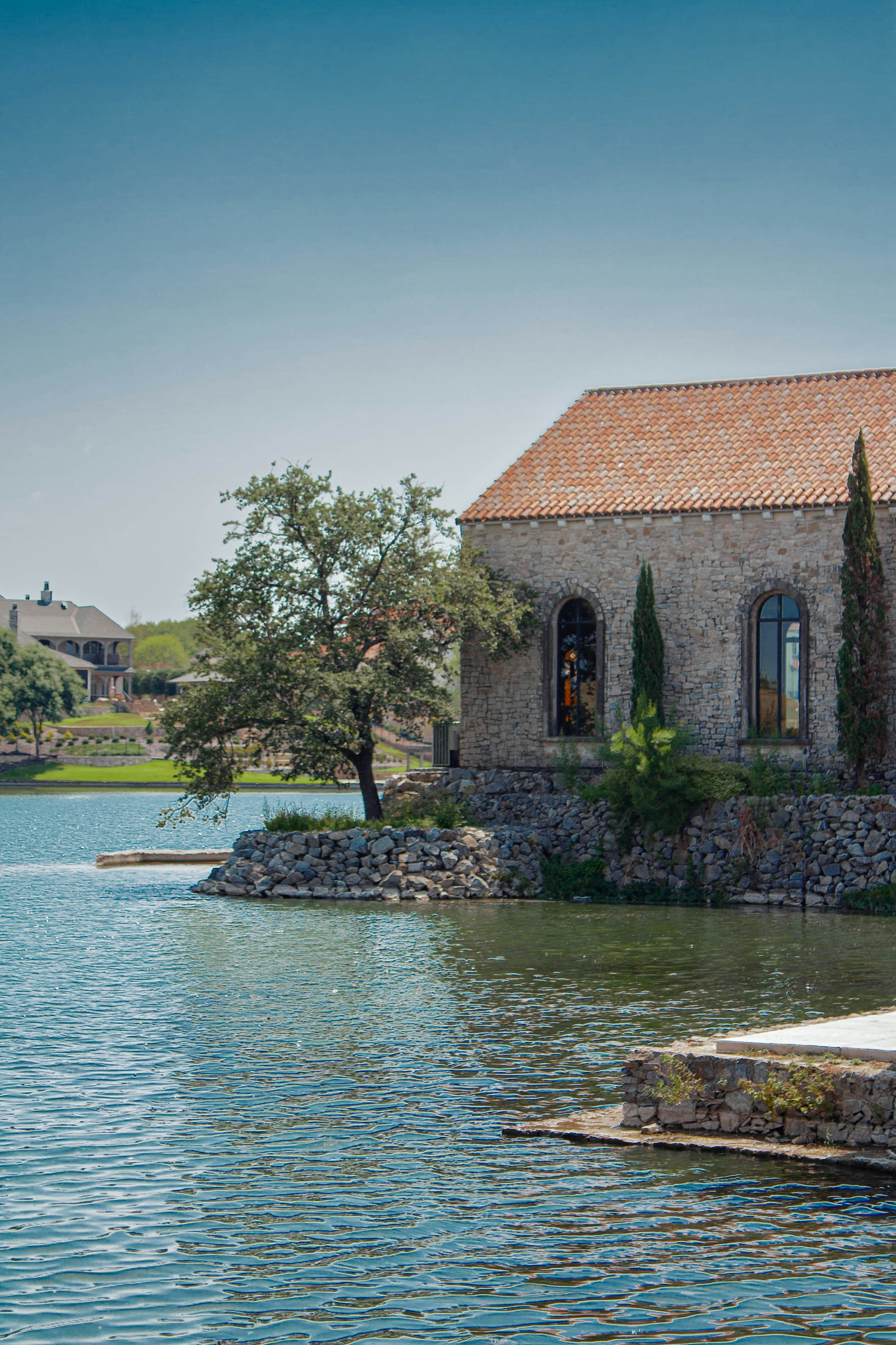 Ein Haus auf einem See neben einem üppig grünen Wald