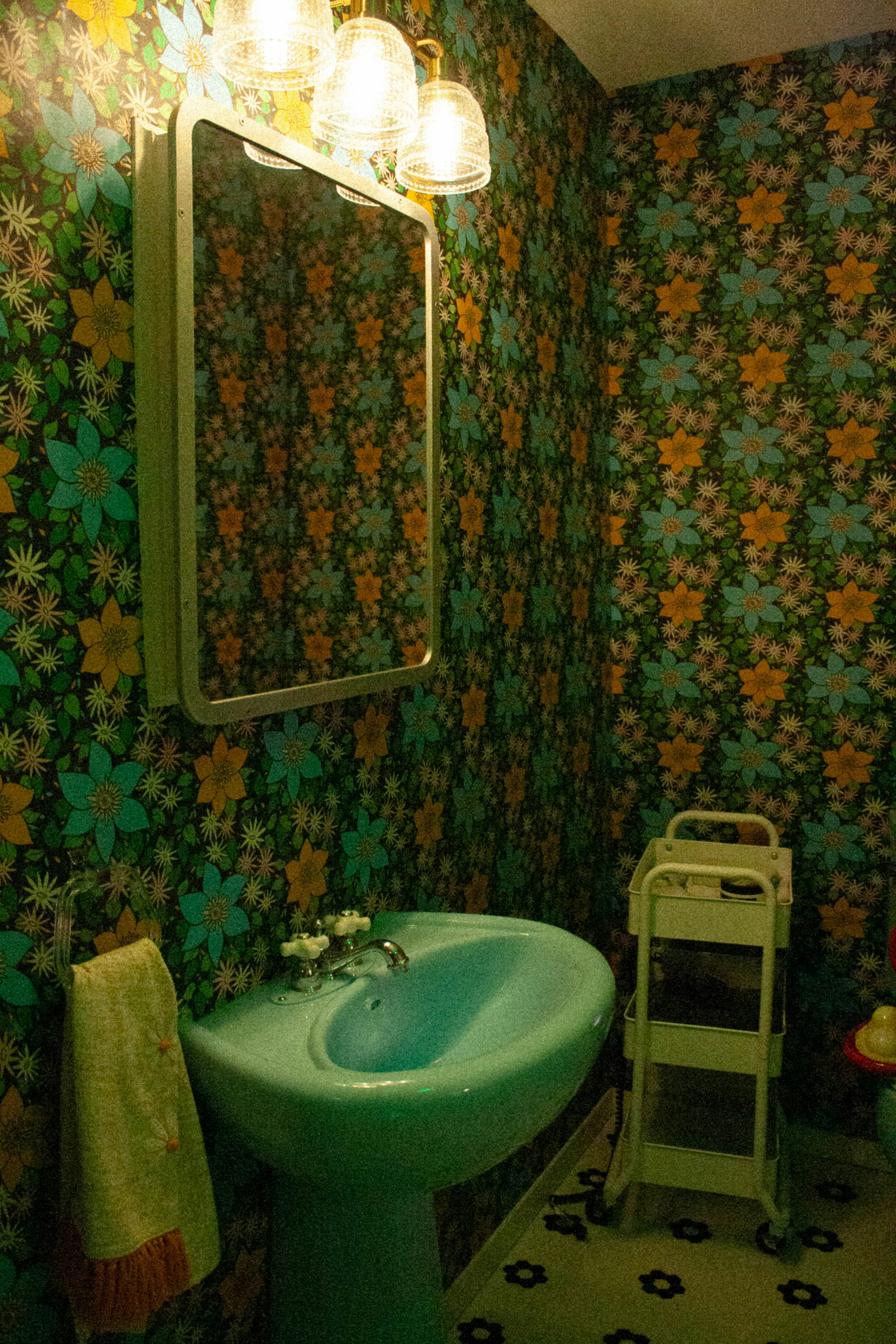 calm bathroom wallpaper, wallpaper, Master Bathroom with Office Desk: Design Ideas 4