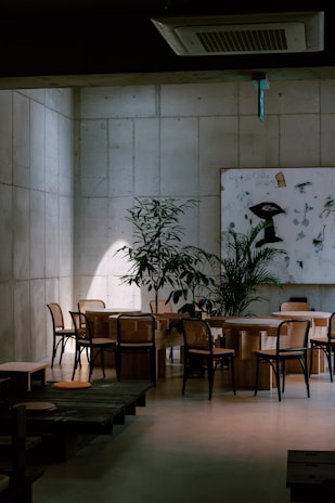 A room with a lot of tables and chairs