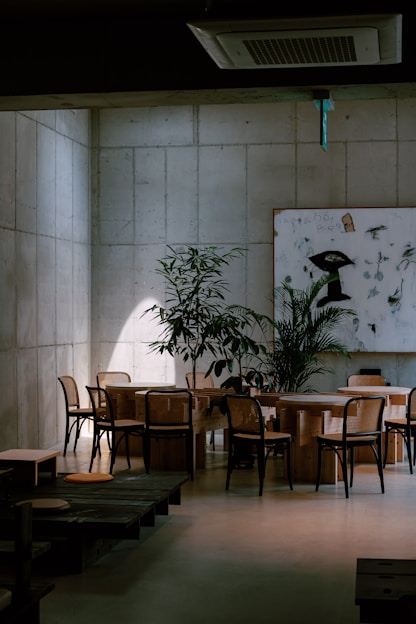 A room with a lot of tables and chairs