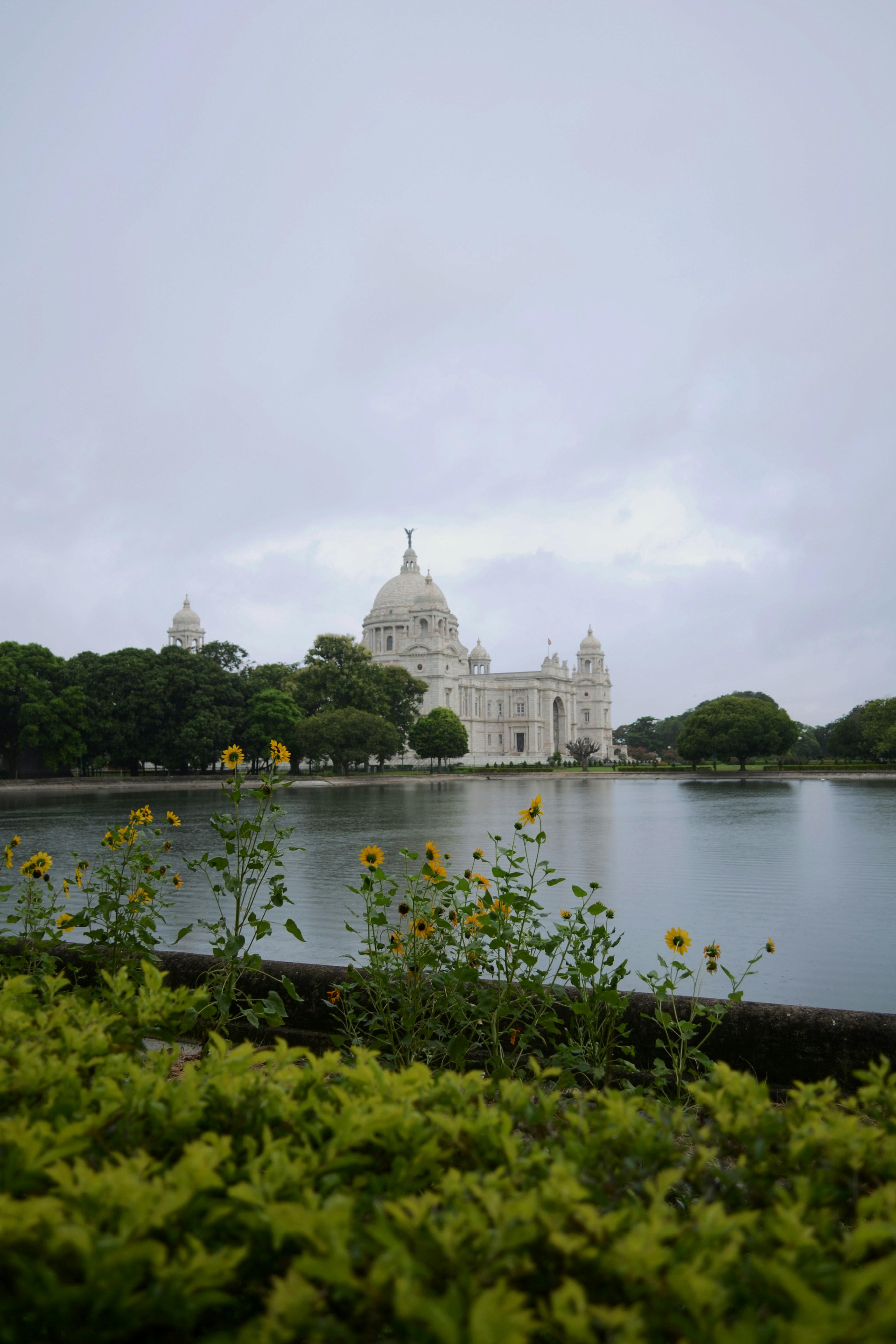 Una vista de una gran masa de agua con un edificio al fondo