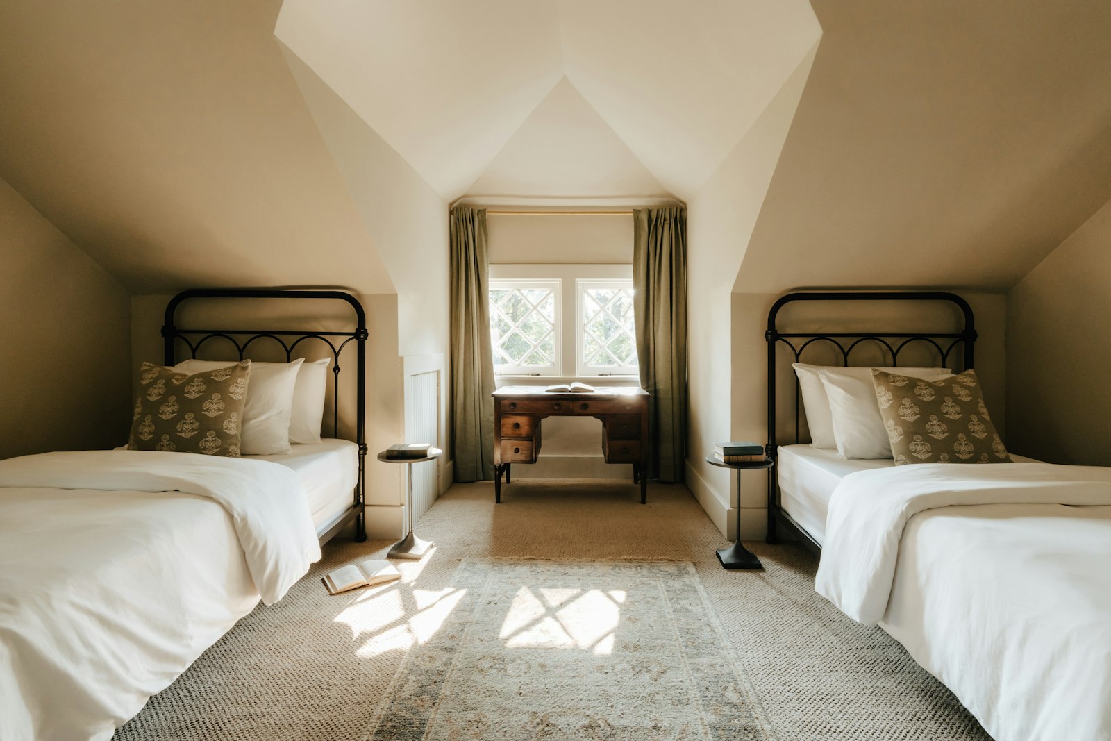 Chambre sous les combles, ses deux lits sous rampant
